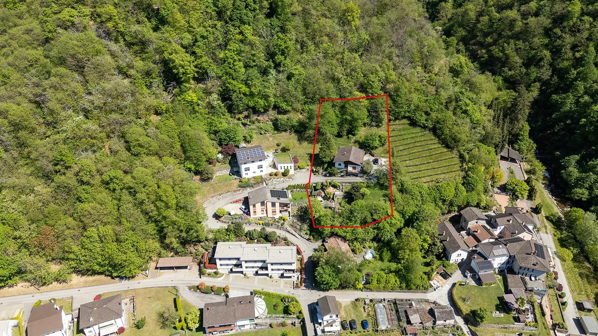 Haus zur Renovierung in Hügellage auf bebaubarem Grundstück