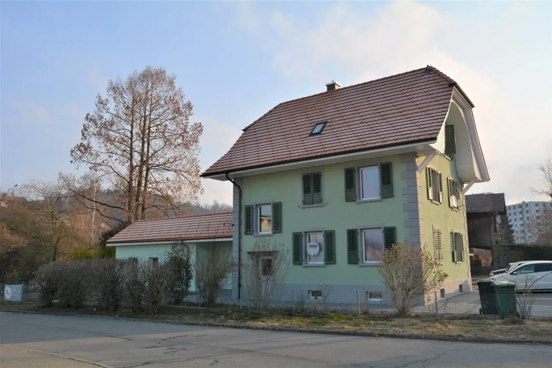 wunderschöne 2.5-Zi-Dachwohnung in kleinem 3-Familienhaus zu vermieten