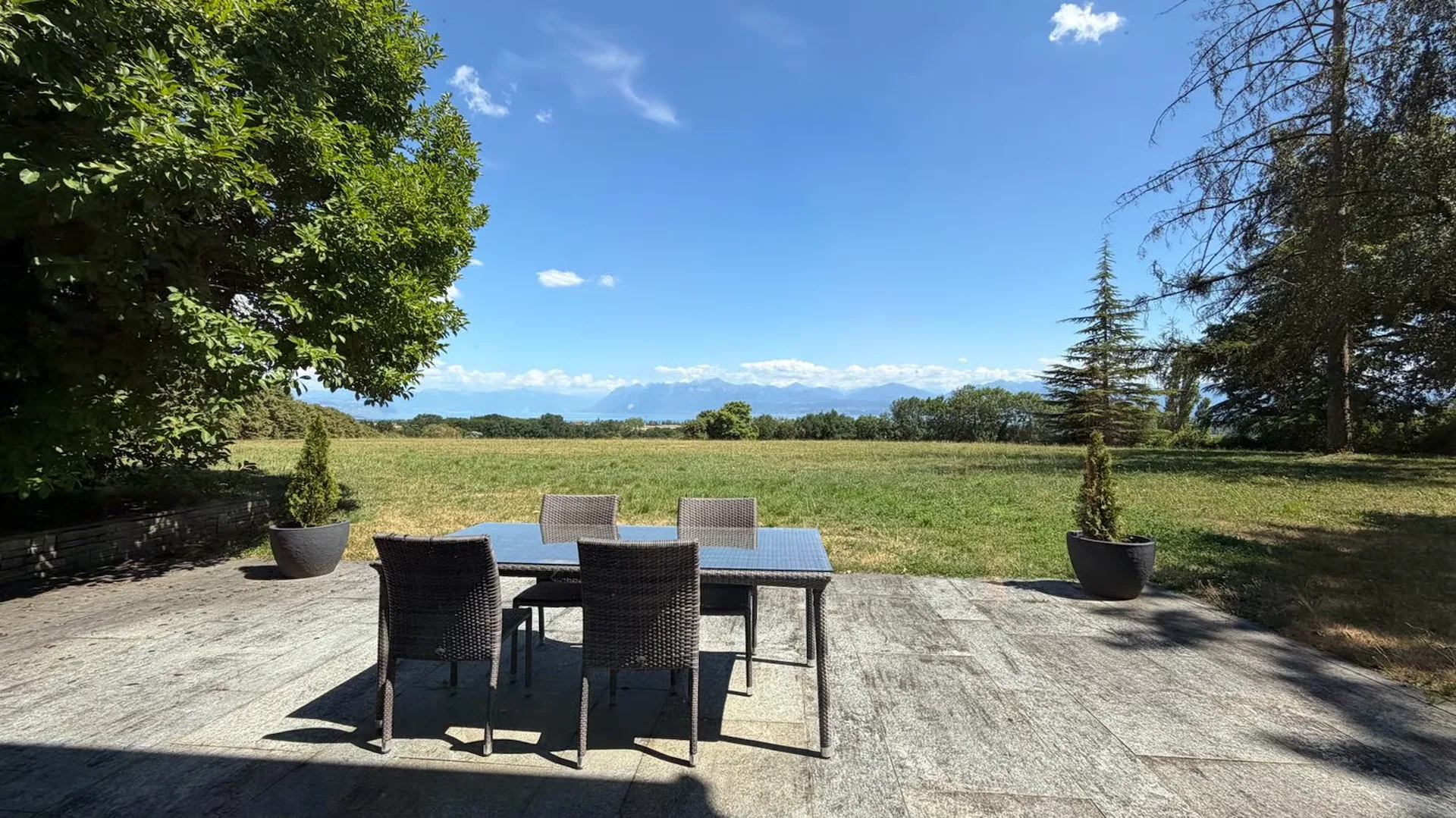 Villa von außergewöhnlicher Qualität mit vier Apartments und Panoramablick auf den Genfersee