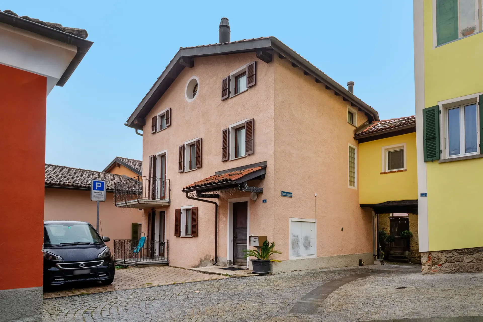 Haus mit zwei Wohnungen