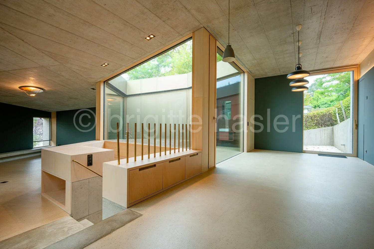 Architektonisch eindrucksvolles Atriumhaus an begehrter Riehener Wohnlage