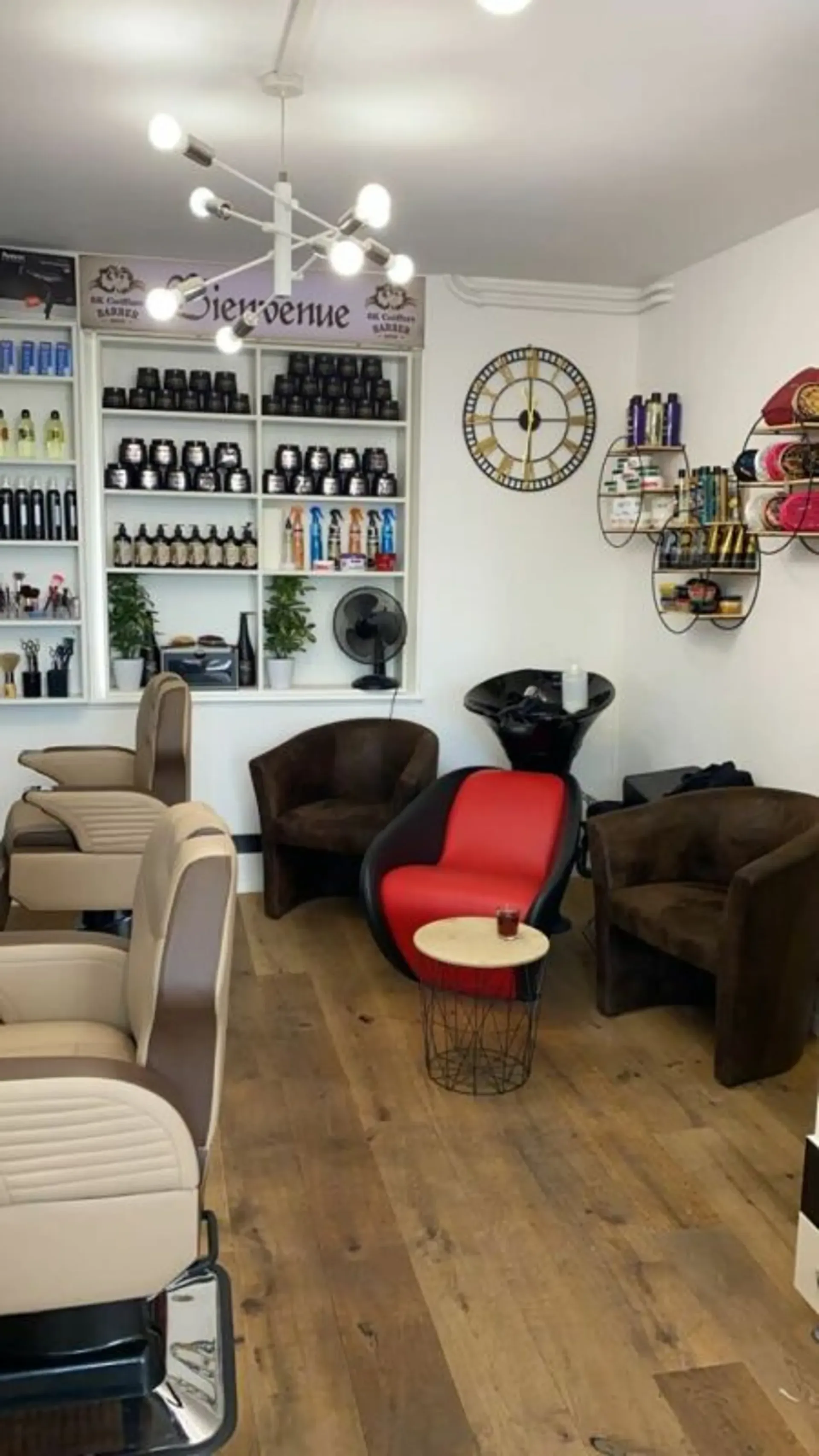 Fully equipped barbershop salon in Fribourg