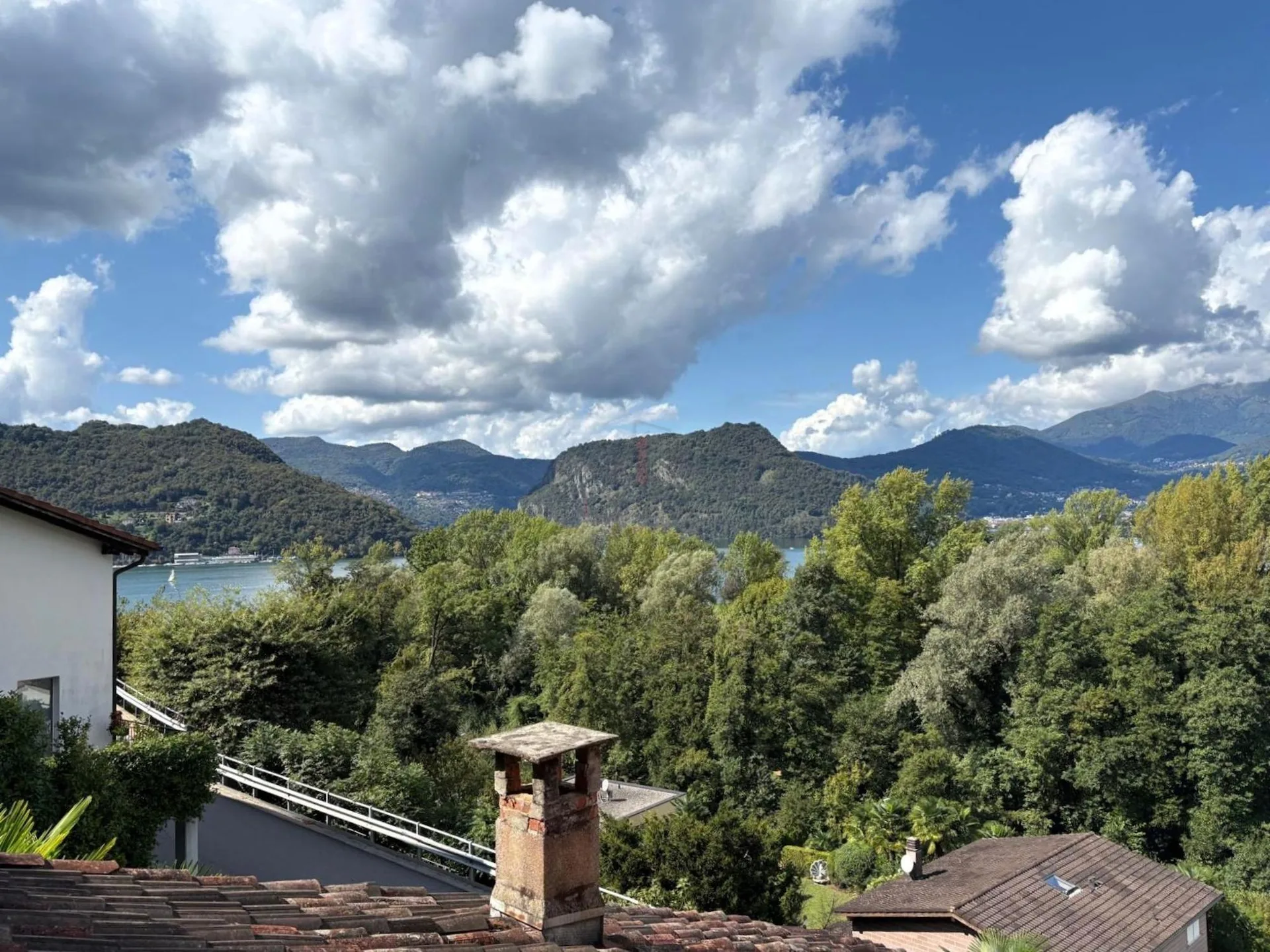 Schönes Haus mit Garten und teilweisem Seeblick