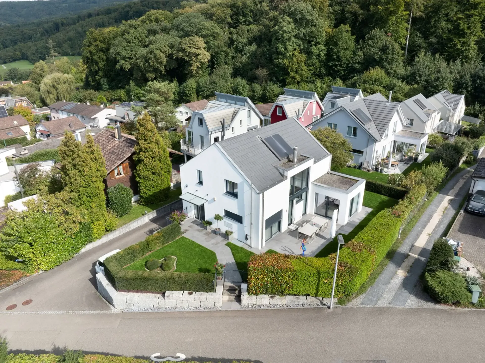 Freistehendes Einfamilienhaus mit Garten und Doppelgarage