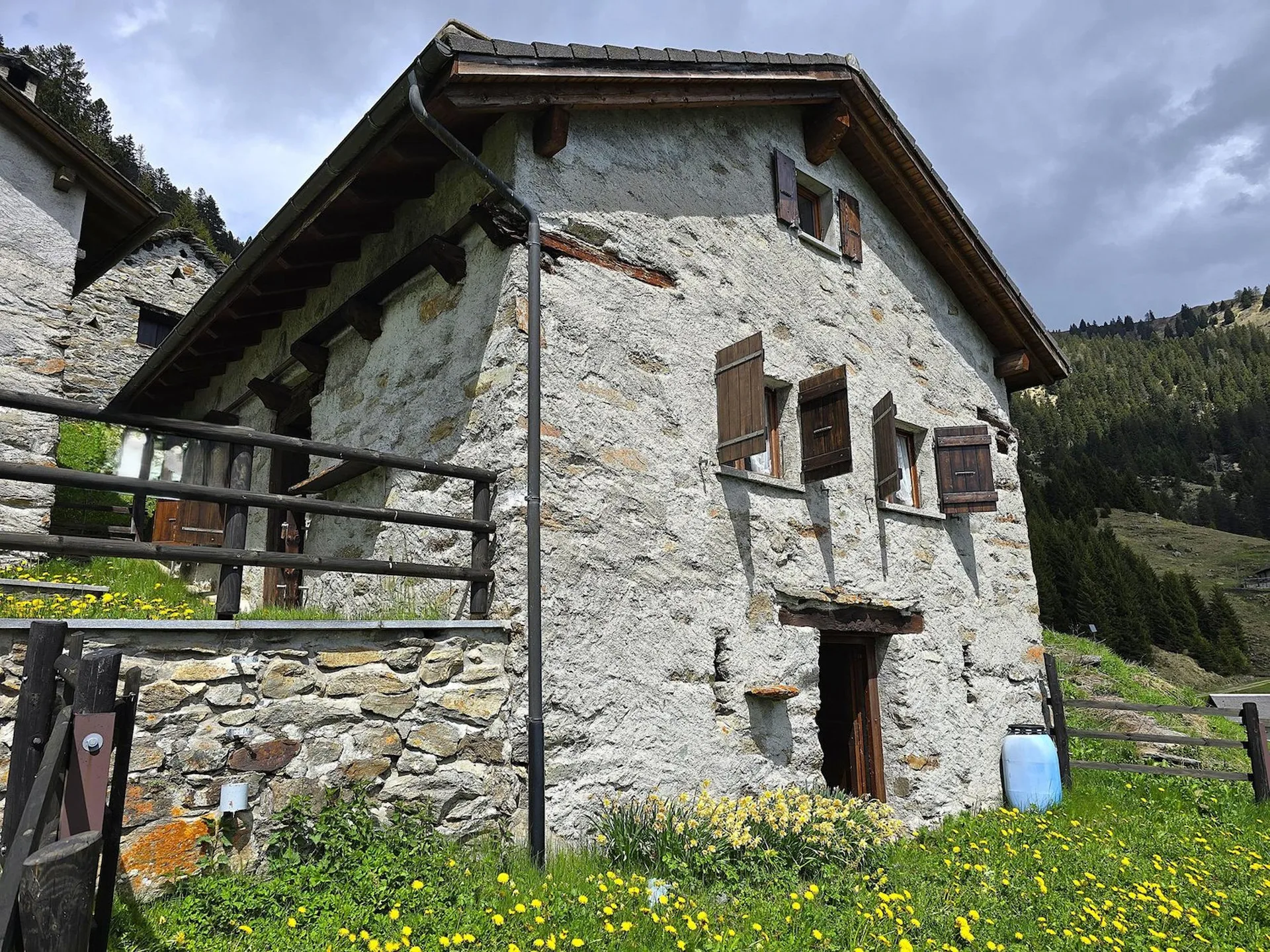 schönes Berghaus inmitten der Natur mit herrlichem Panoramablick