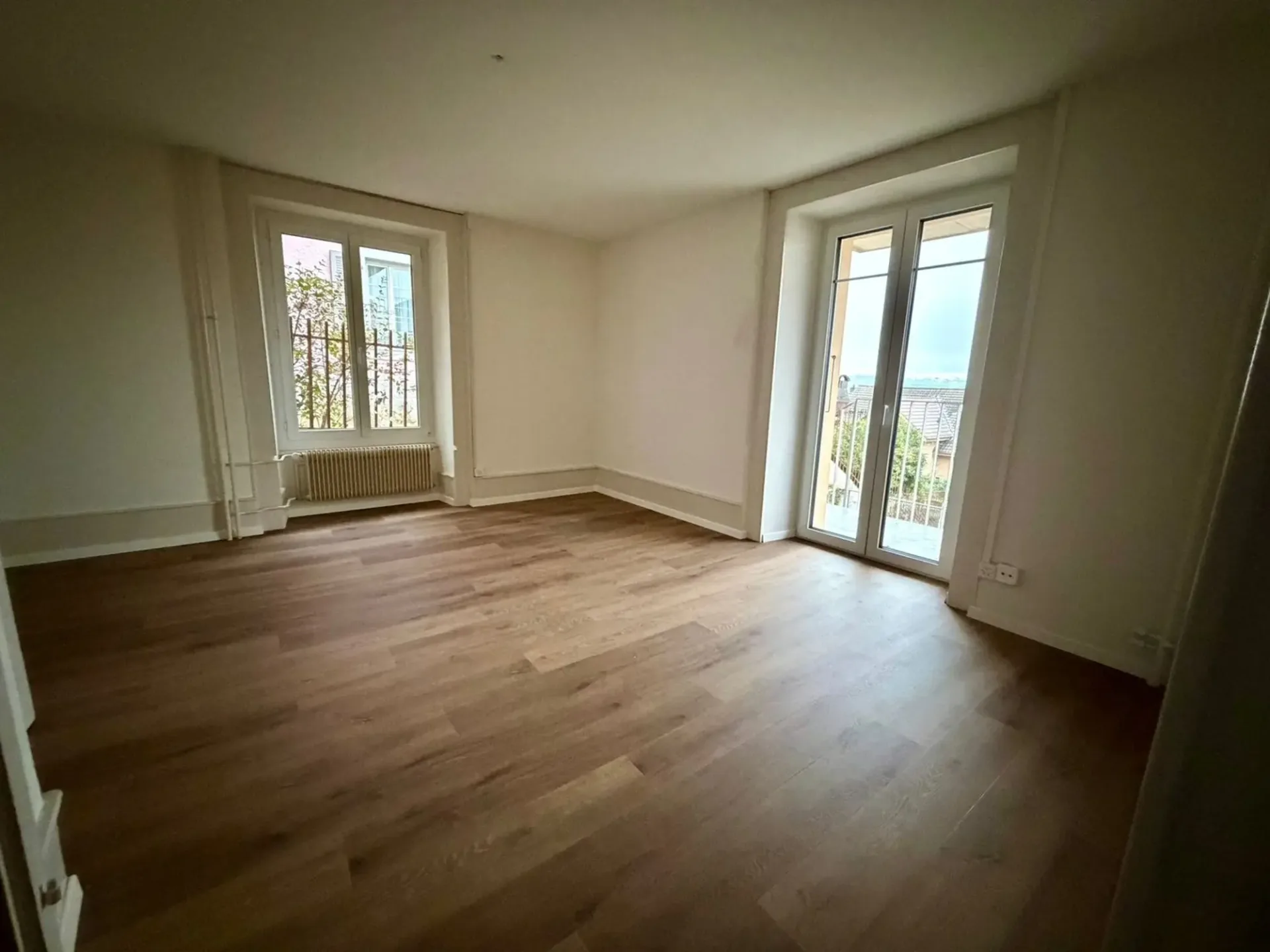 Charmantes 3-Zimmer-Wohnung in Neuchâtel – Erhöhtes Erdgeschoss mit Balkon
