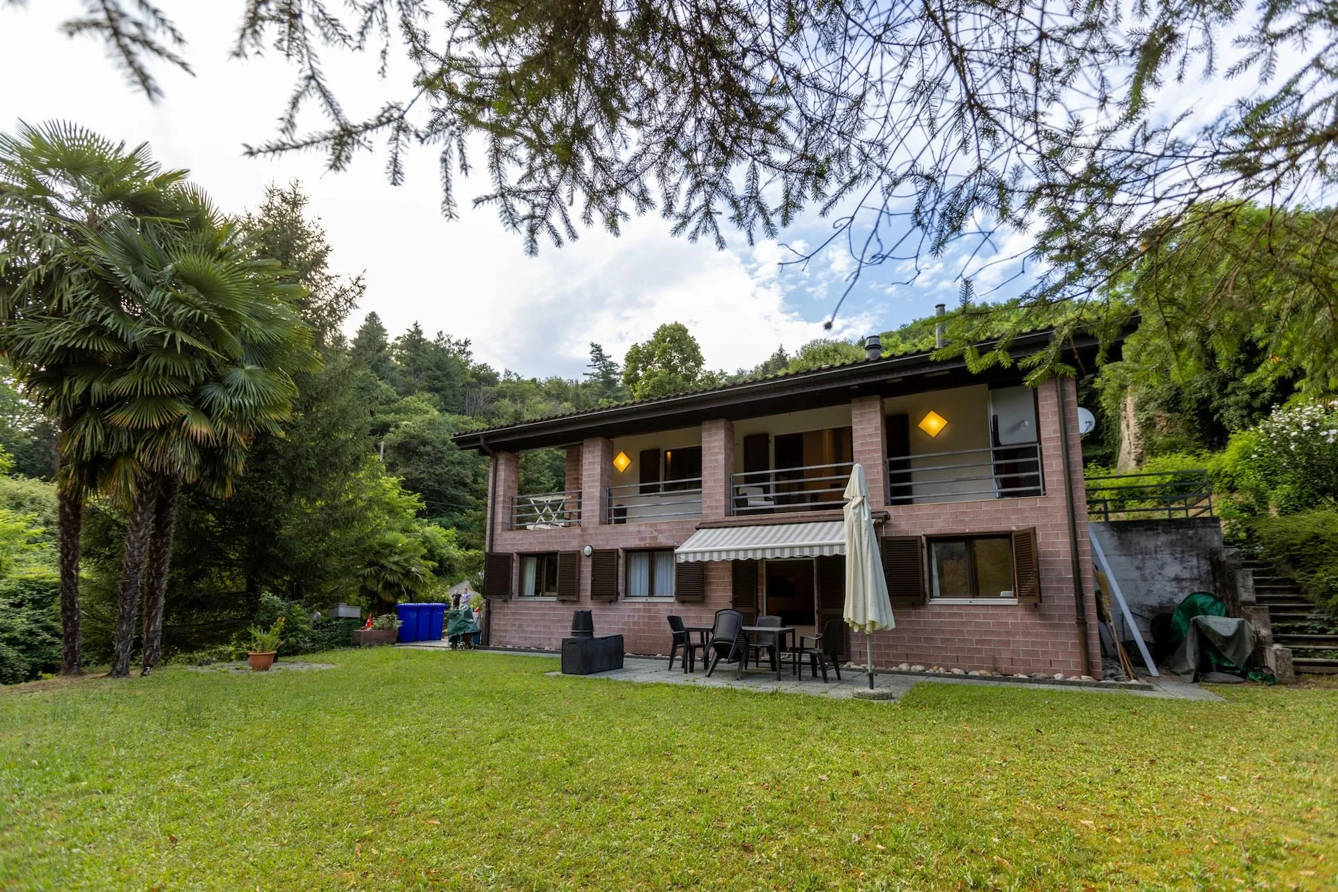 GRANDE VILLA 7.5 LOCALI IN ZONA RISERVATA E VERDE A TRESA