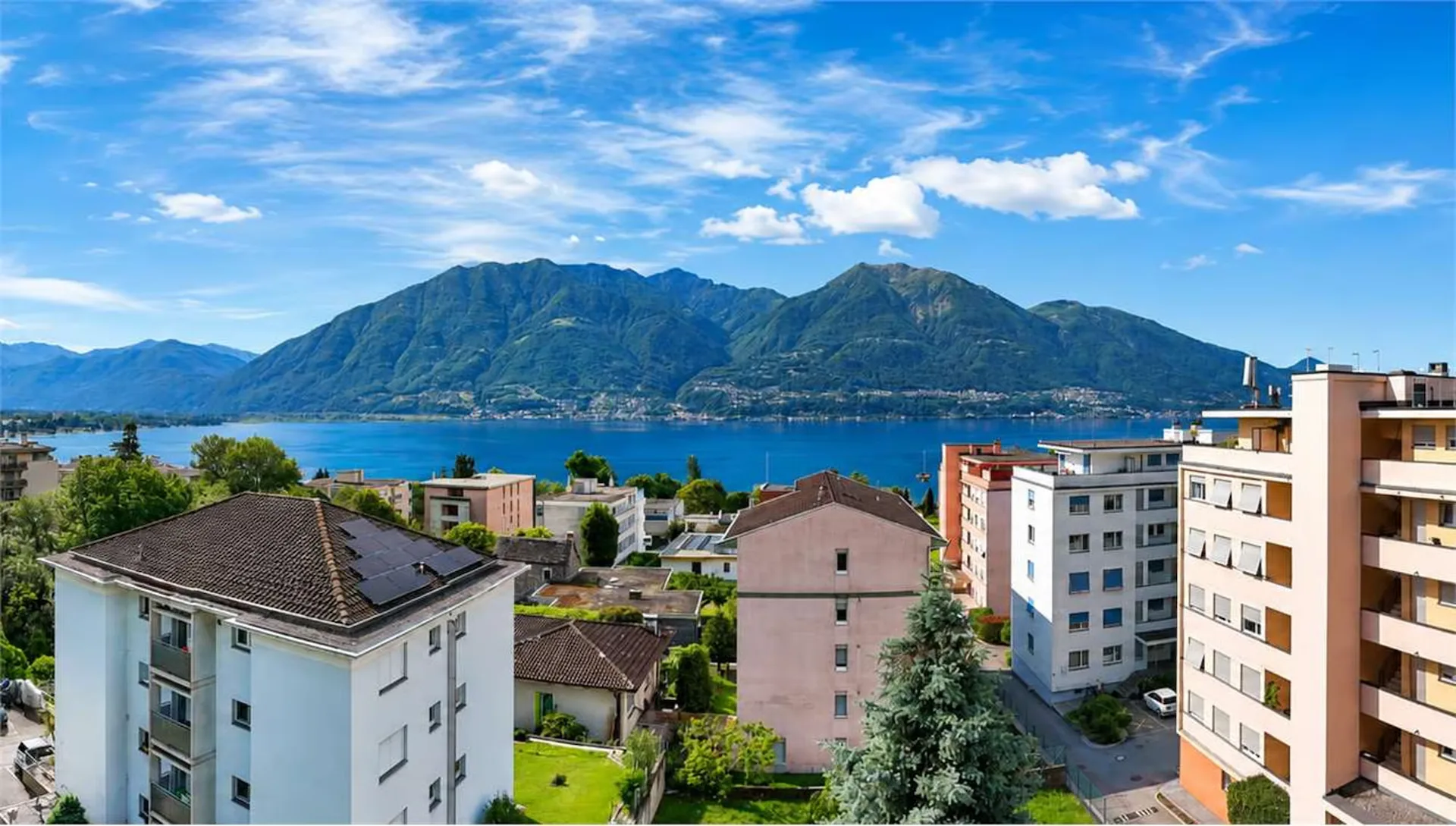 Helles Dachgeschoss mit 4.5 Zimmern und Seeblick in Minusio