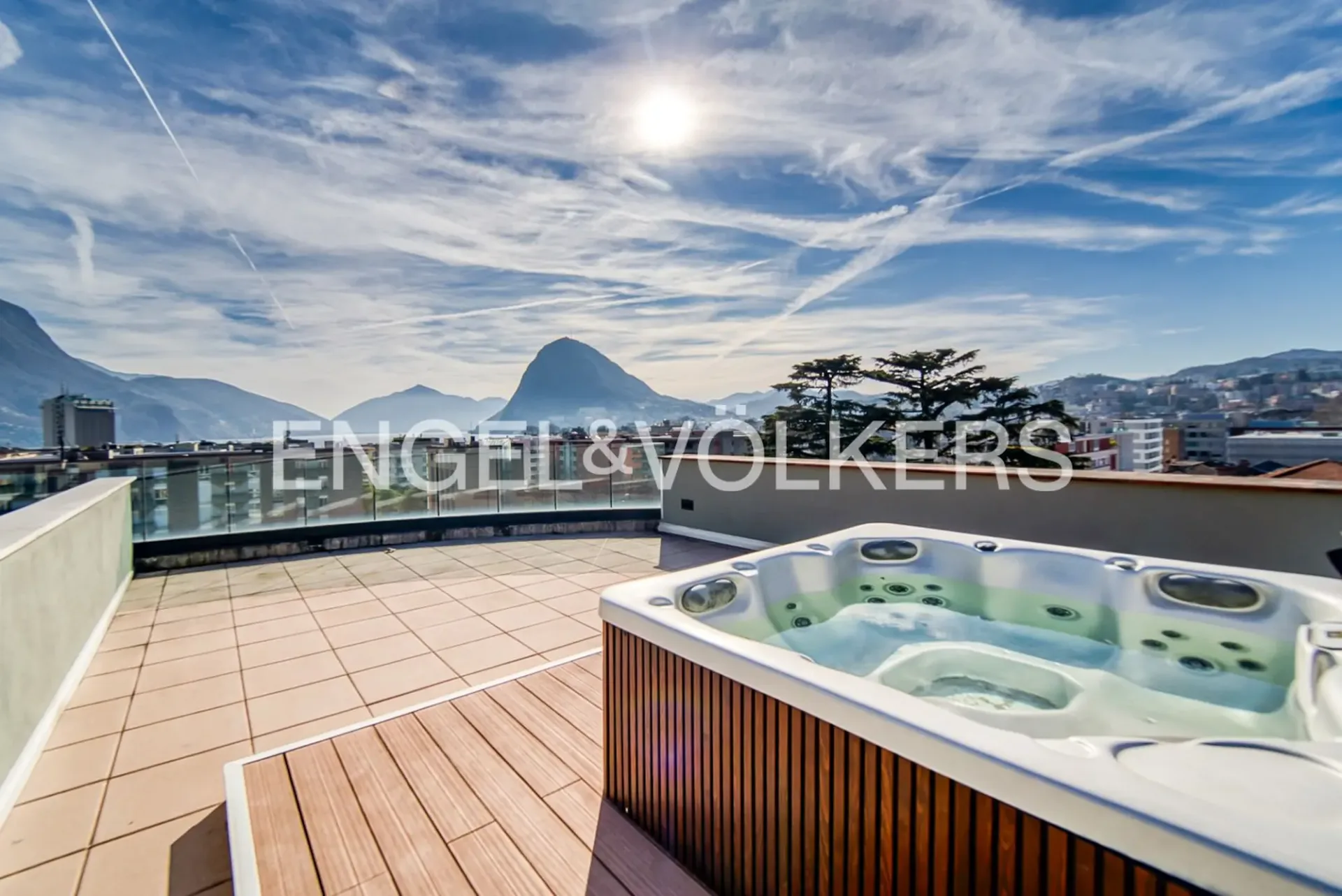 Wunderschöne Dachterrasse mit Seeblick