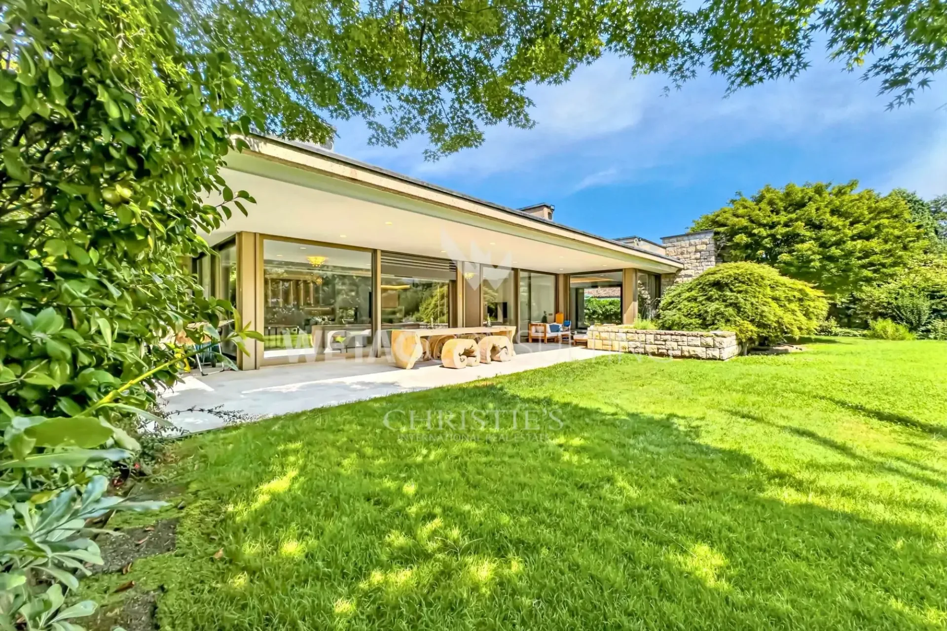 Lugano-Magliaso: prächtige Villa mit Innenpool, direkt am Luganersee