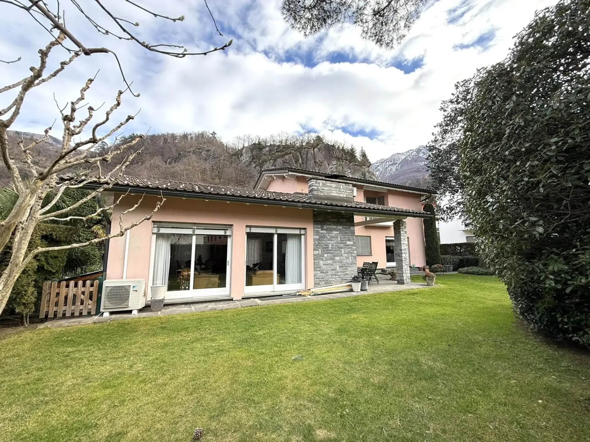 Grande Villa 7.5 locali, vicinissima ad asilo, scuole elementari e medie