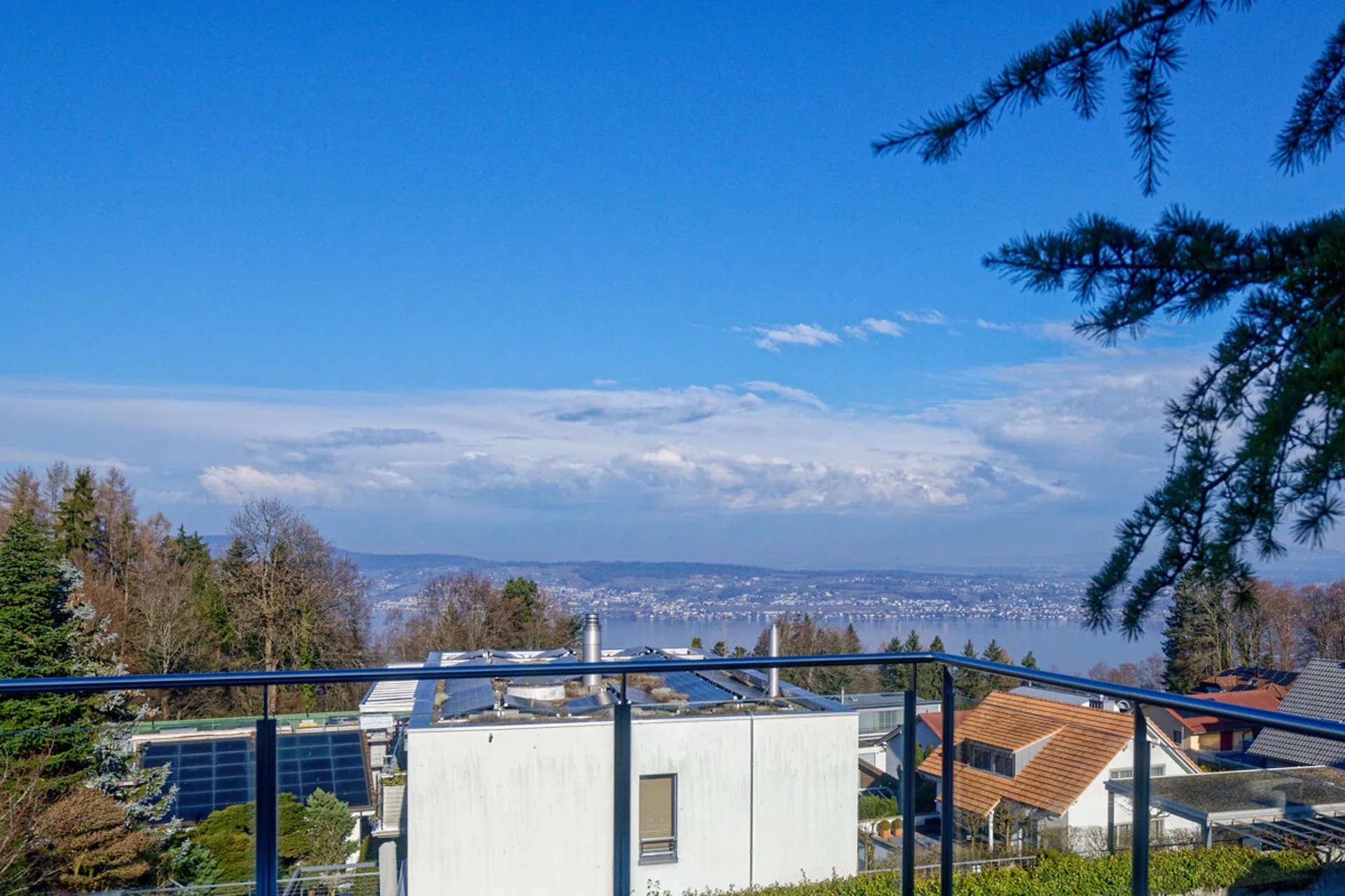 Feusisberg: Hochwertig renovierte Terrassenwohnung mit Seesicht