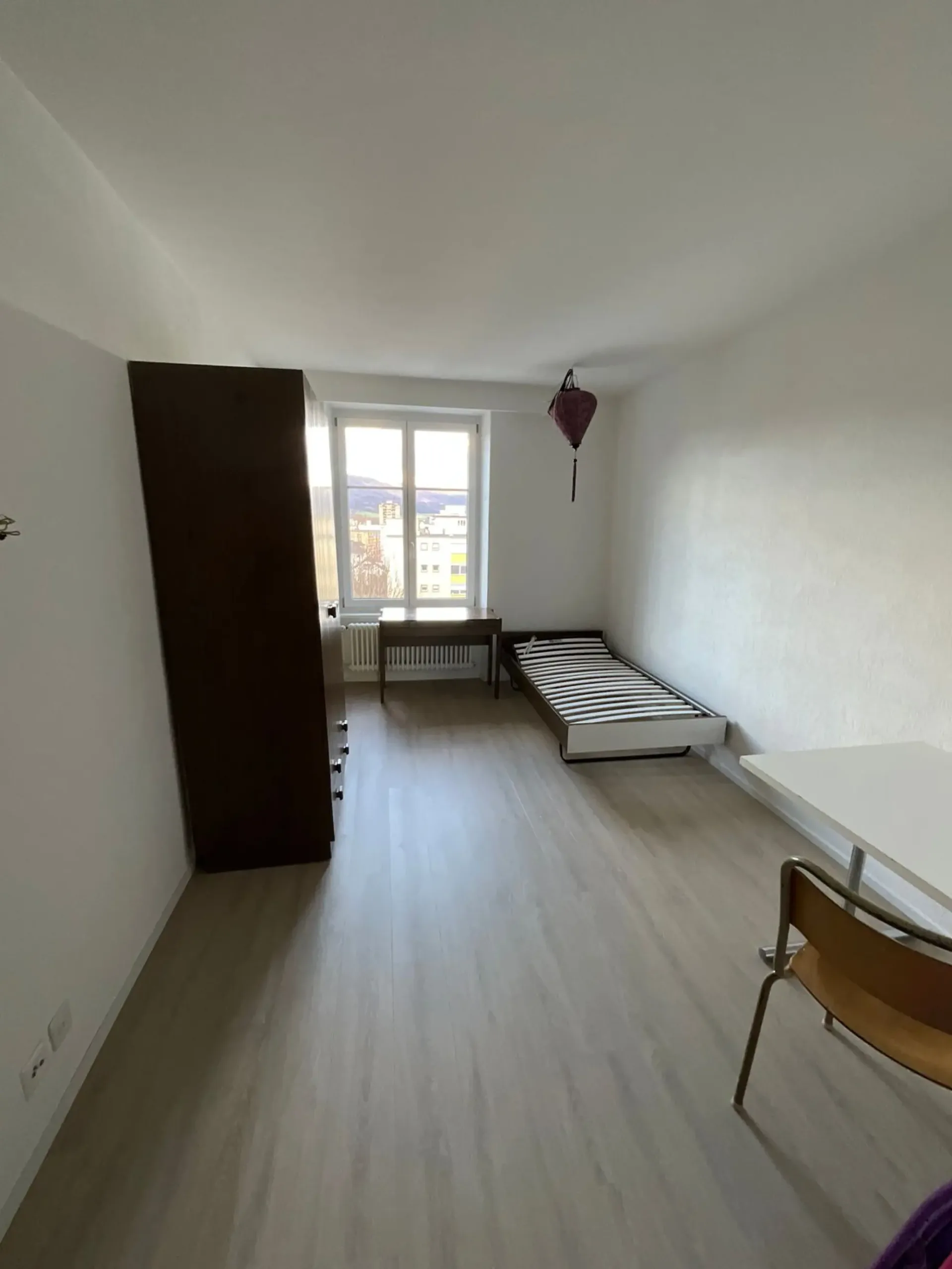 Zimmer mit möbliertem Bad und privater Dusche
