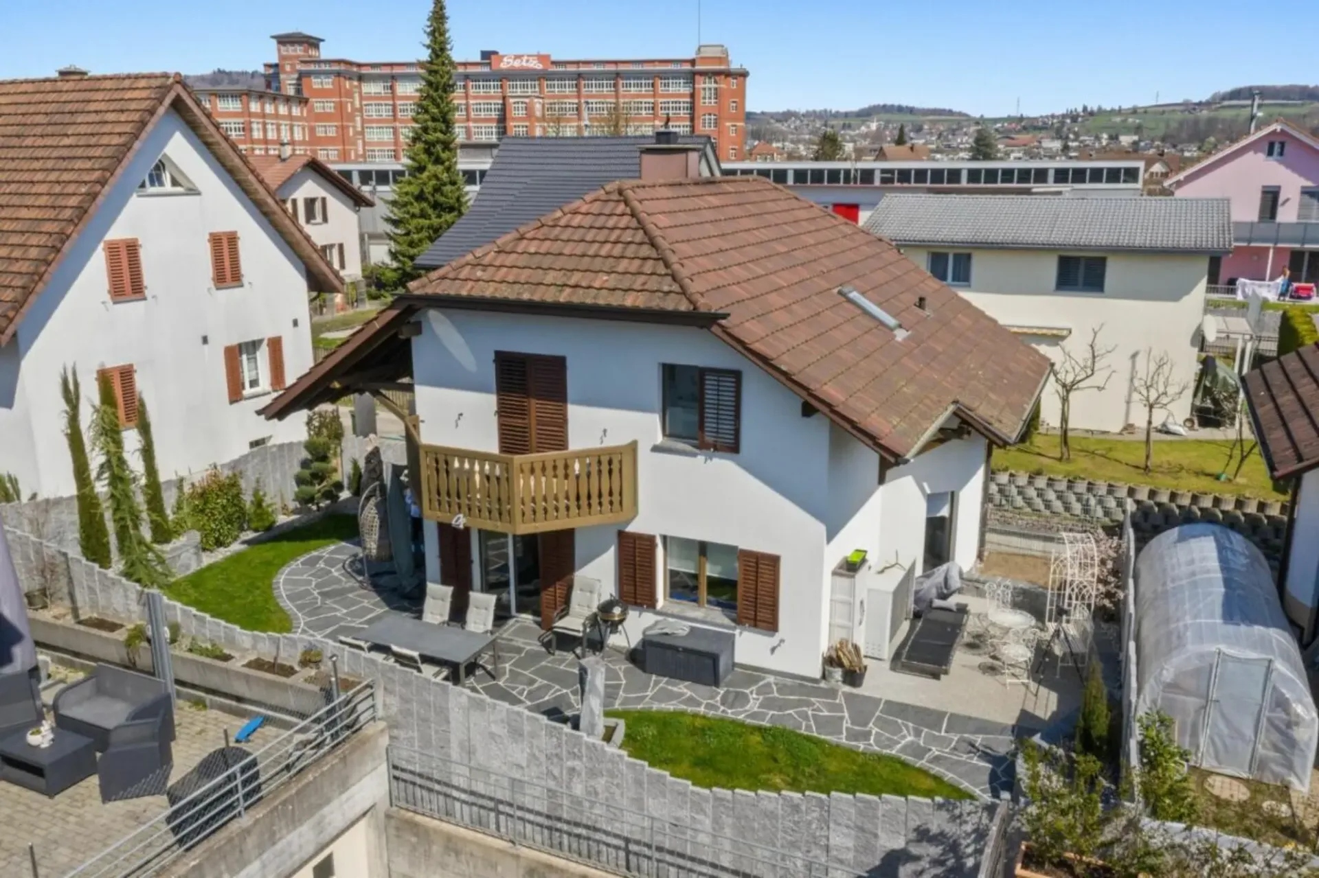 FAMILIENFREUNDLICH GROSSZÜGIG MIT SONNIGEM GARTEN AN TOP LAGE!