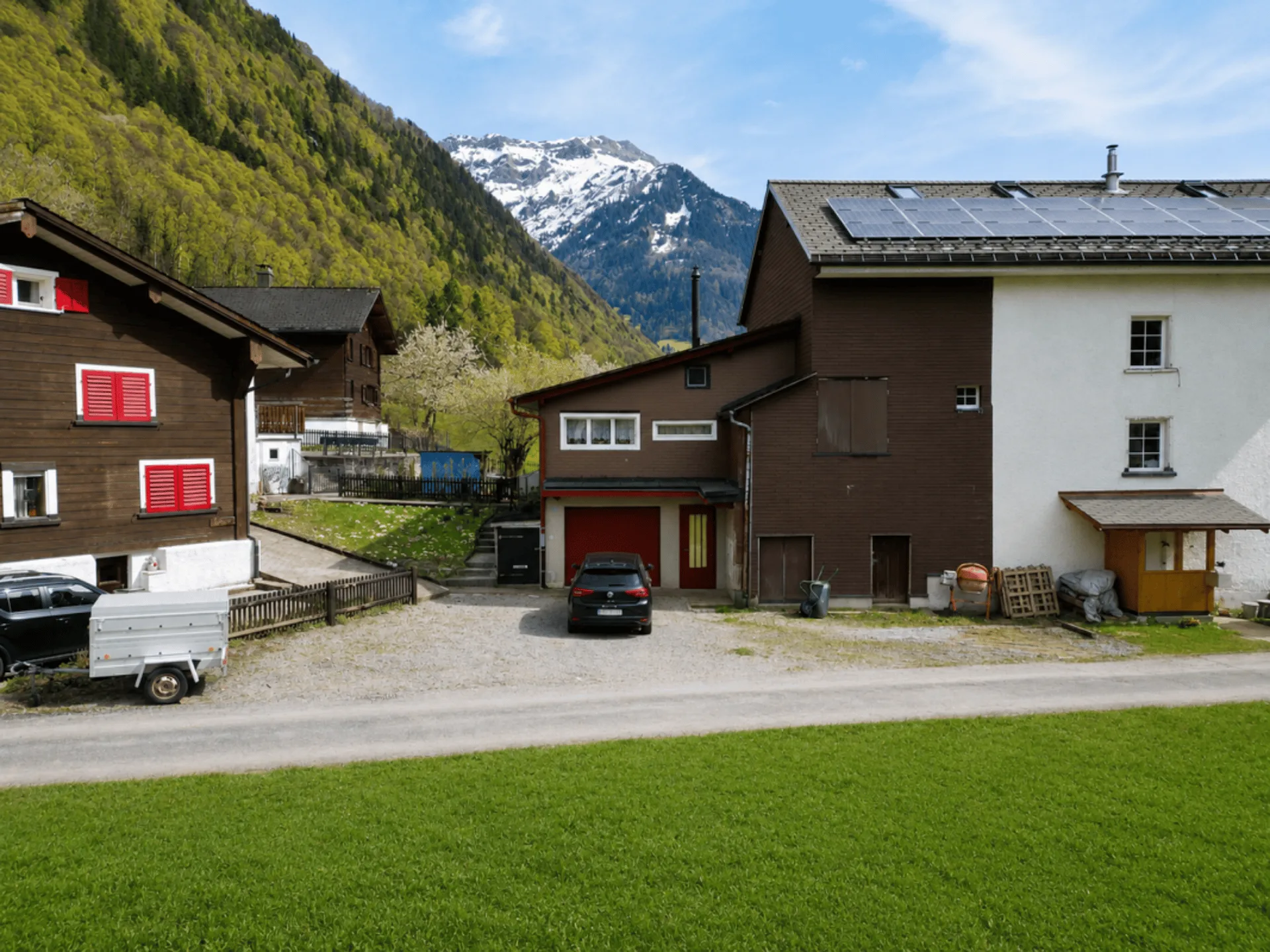 Wohn- oder Ferienhausteil mit Garten, Garage und traumhaften Ausblick an ruhiger Lage in Engi GL