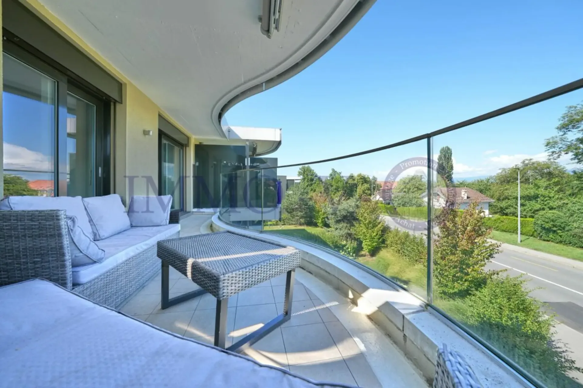 Moderne Wohnungen mit hohem Standard und Balkon-Terrasse in der Nähe des Sees