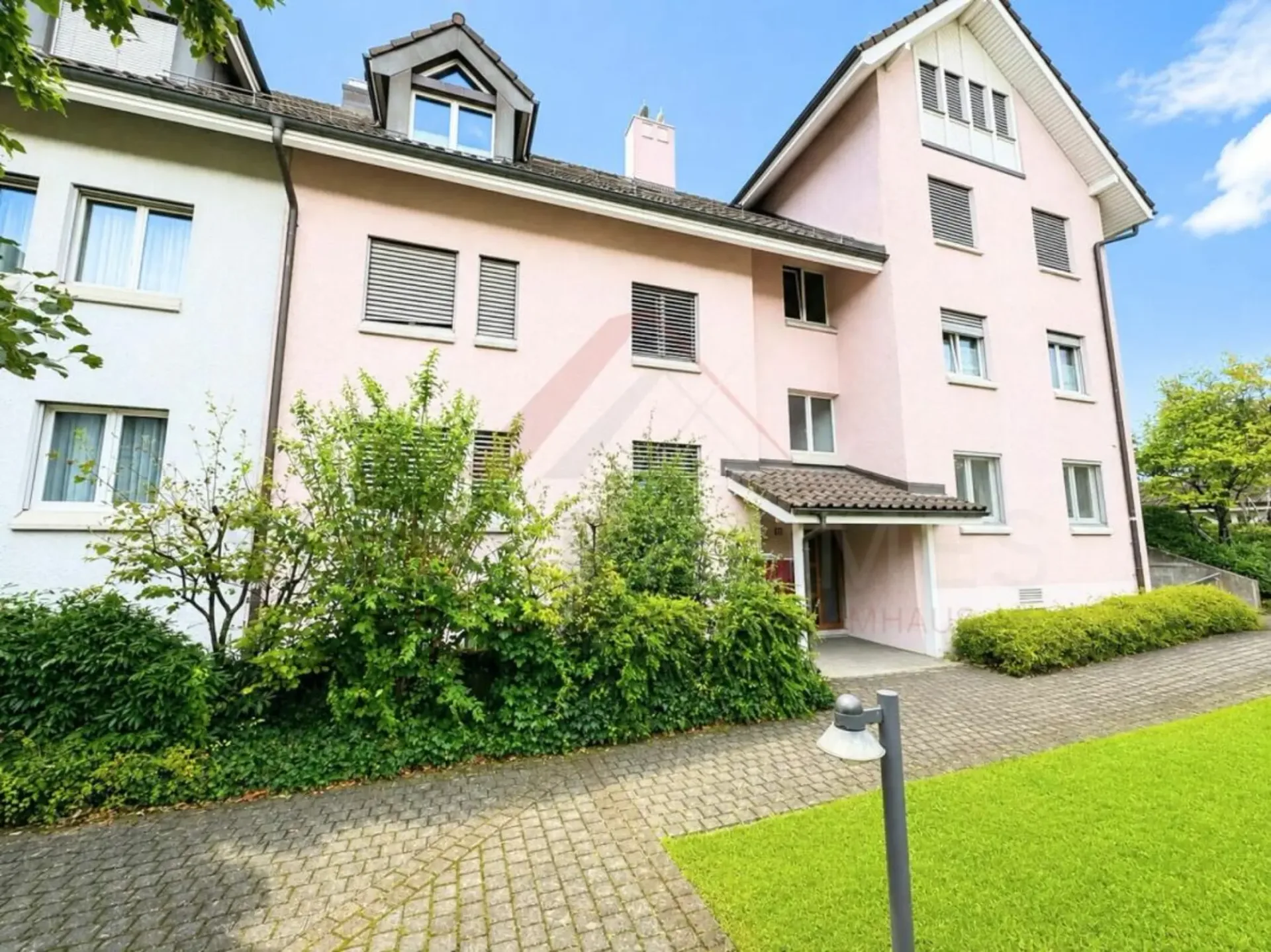 Spacious 4.5-room maisonette apartment with gallery and fireplace in 8603 Schwerzenbach