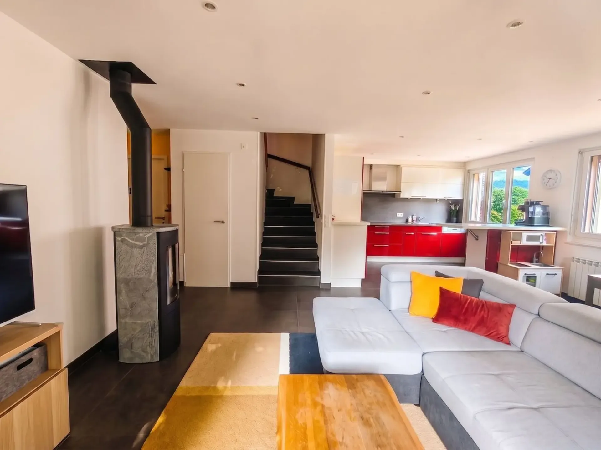 Duplex di 4,5 locali al piano rialzato e all'ultimo piano - volumi, calma e verde