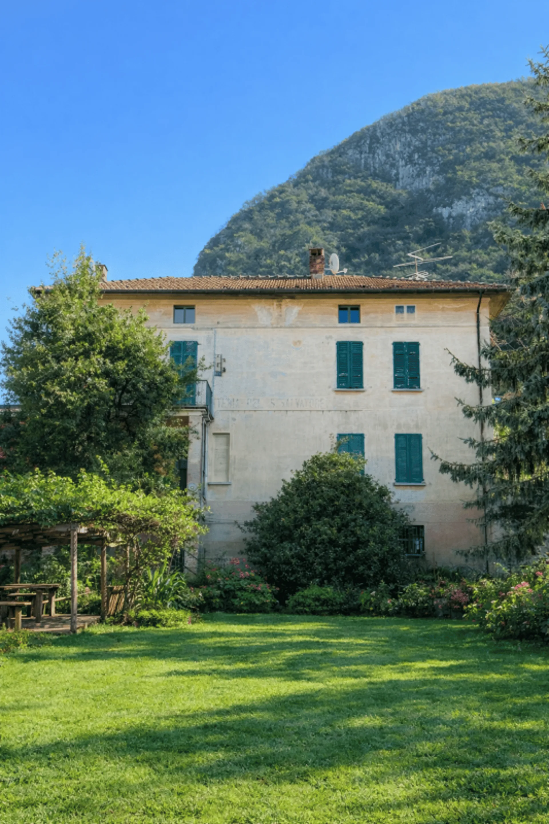 Terreno edificabile con casa con 2 appartamenti
