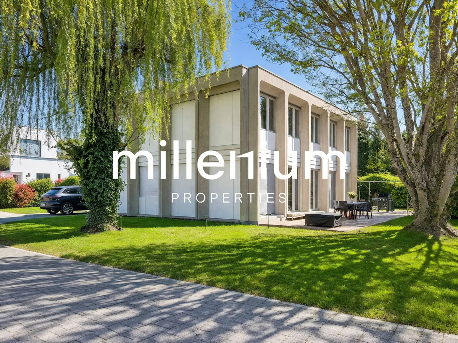 Prächtige Architekten-Villa in einer grünen Umgebung