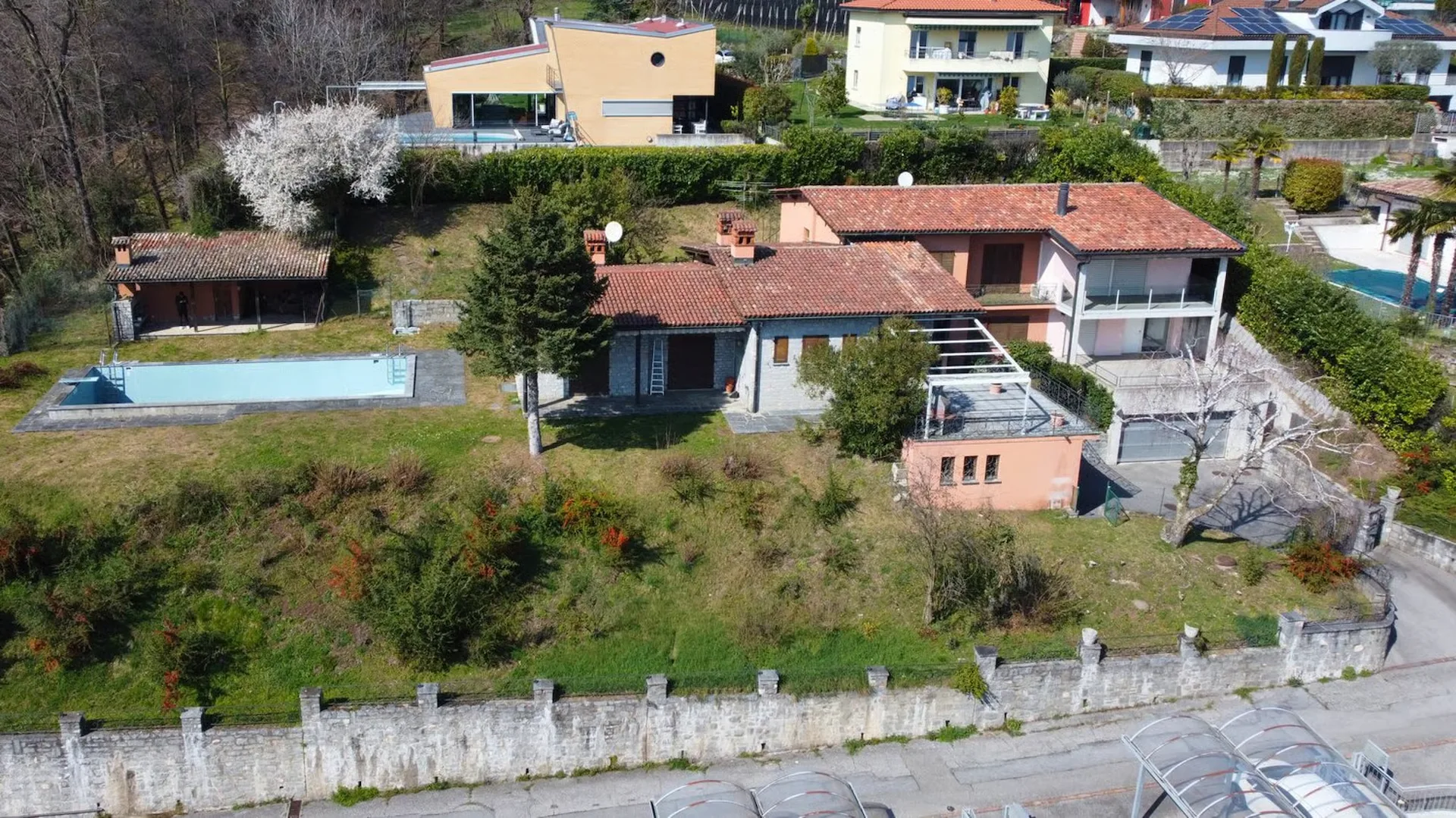 Prächtiges Doppelhaus mit Pool und freier Sicht – Besazio