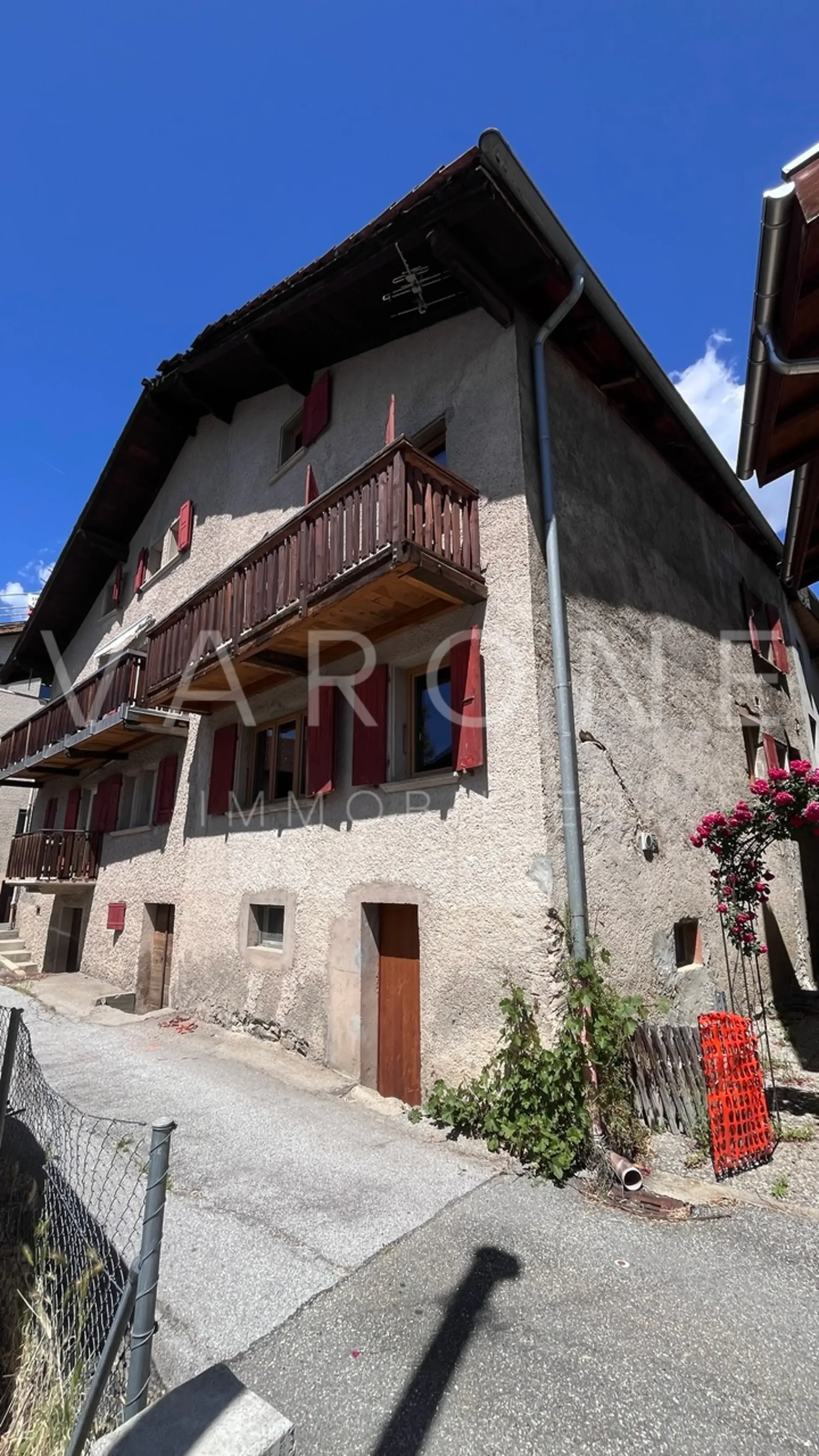 Einfaches 5-Zimmer-Dorfhaus mit Scheune-Stall