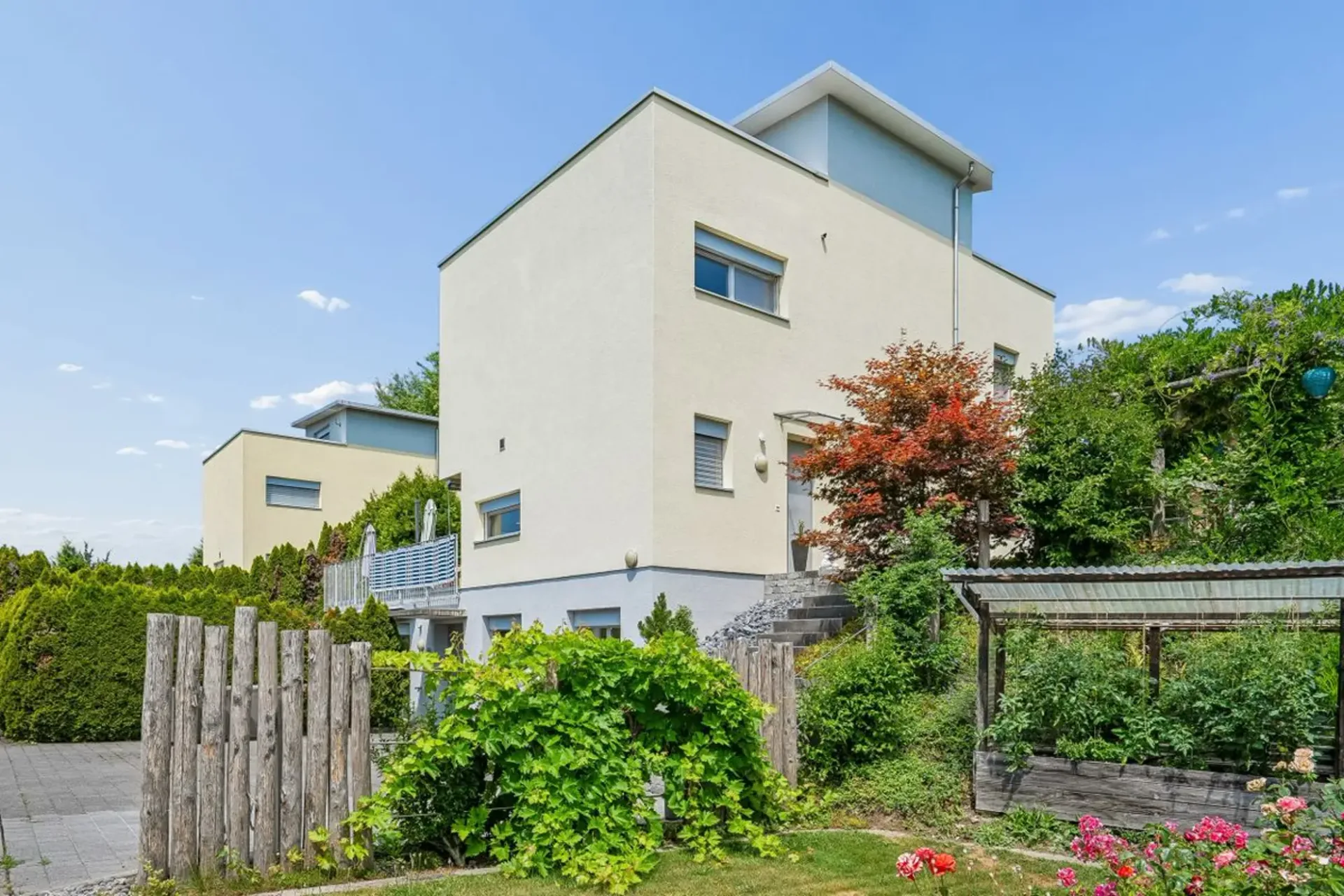 Freistehendes 5-Zimmer-Einfamilienhaus mit 3-Zimmer-Einliegerwohnung und Studio