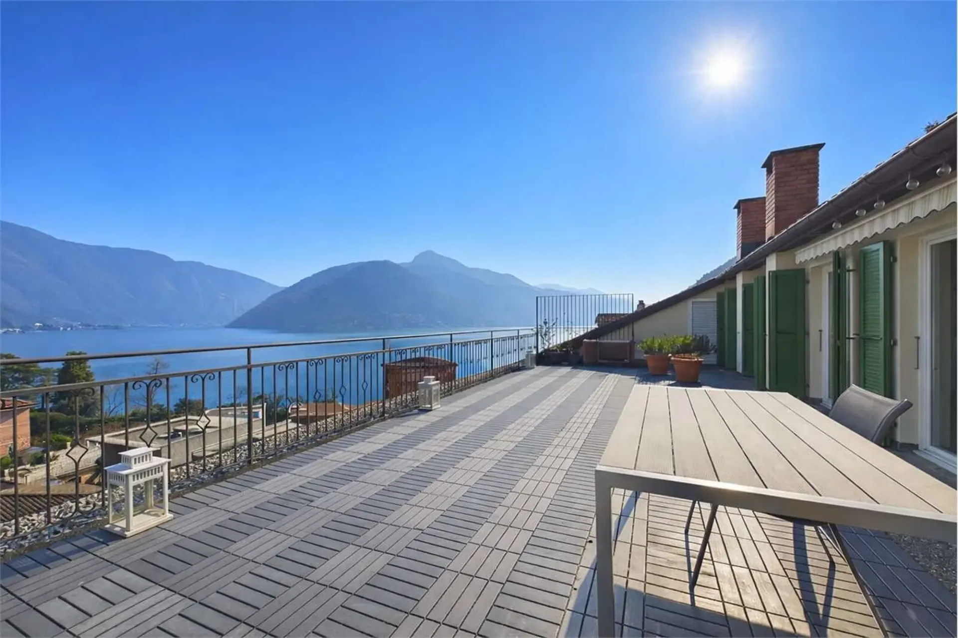 Melide - Helles Dachgeschoss mit 6.5 Zimmern und Seeblick