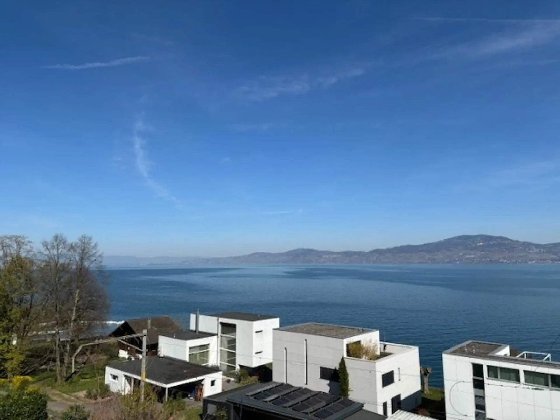 Zweieinhalb-Zimmer-Wohnung, Balkon mit Seeblick