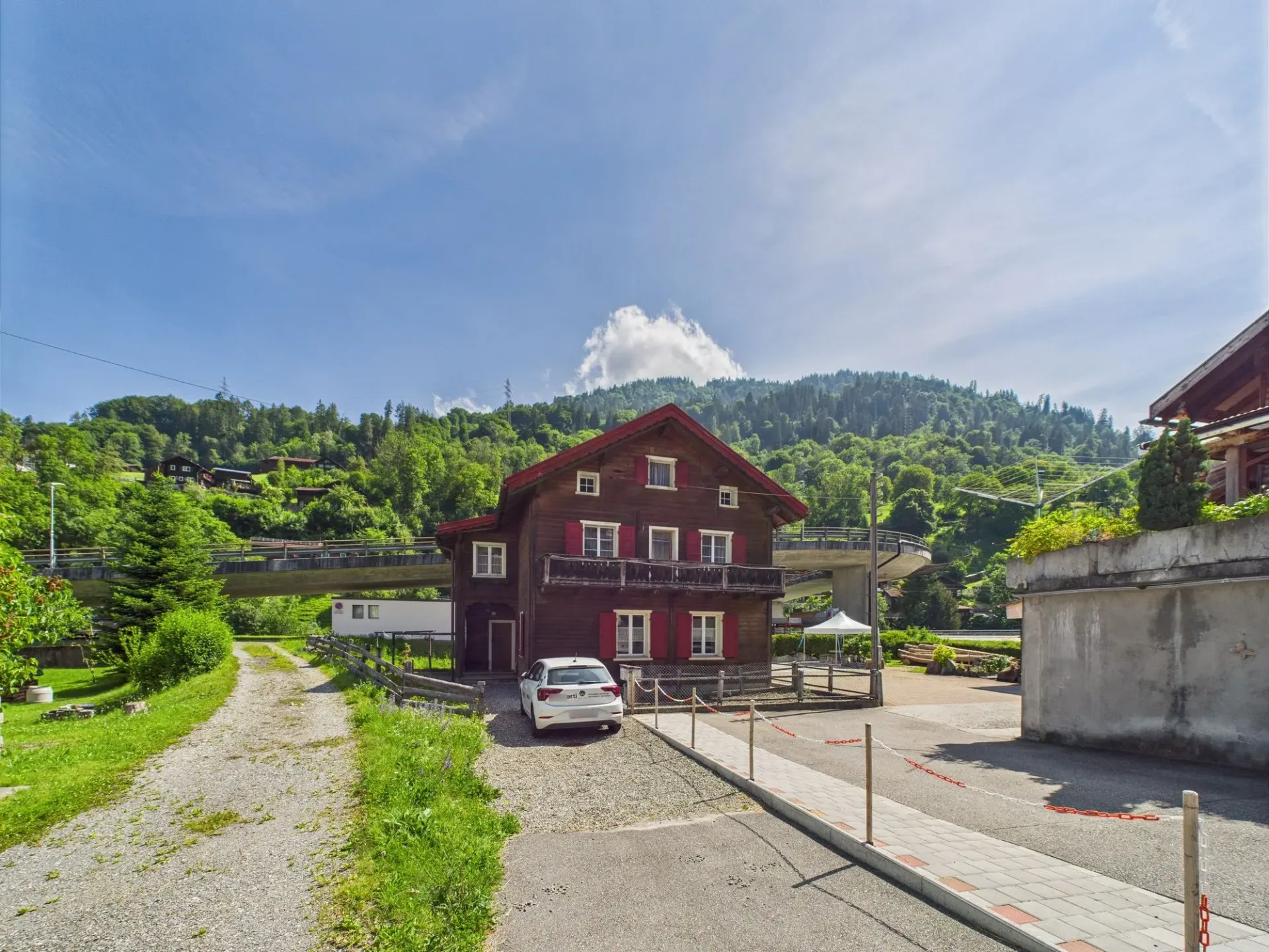 Charmantes Zweifamilienfamilienhaus mit Potenzial in Jenaz, Graubünden