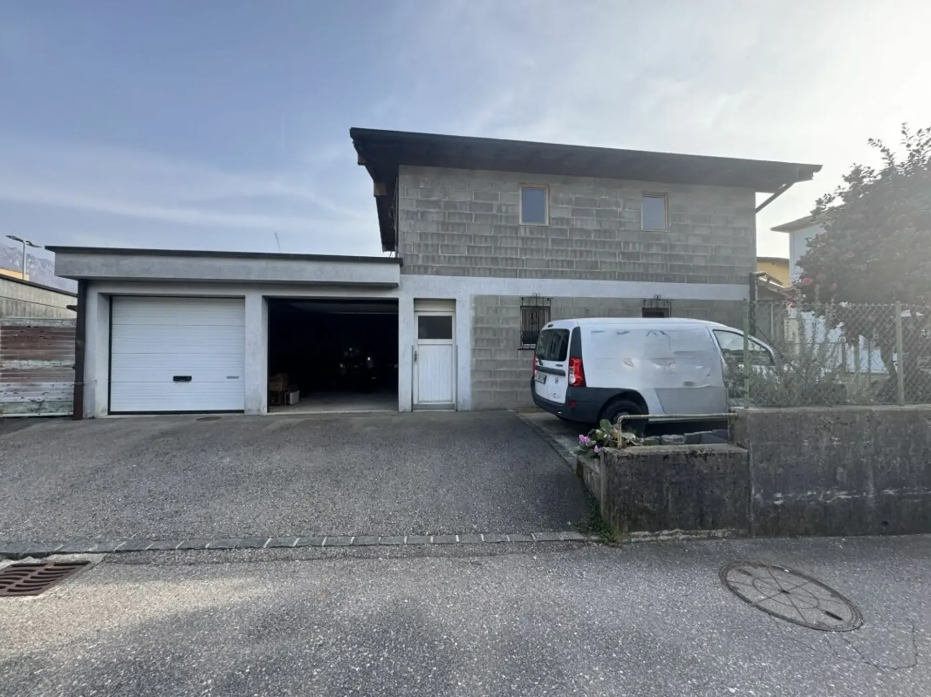 Lager mit 2 Garagen zum Verkauf