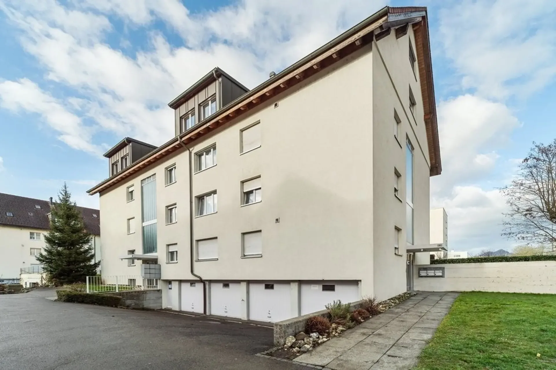 Safe, dry, comfortable - Your parking space in Dulliken!