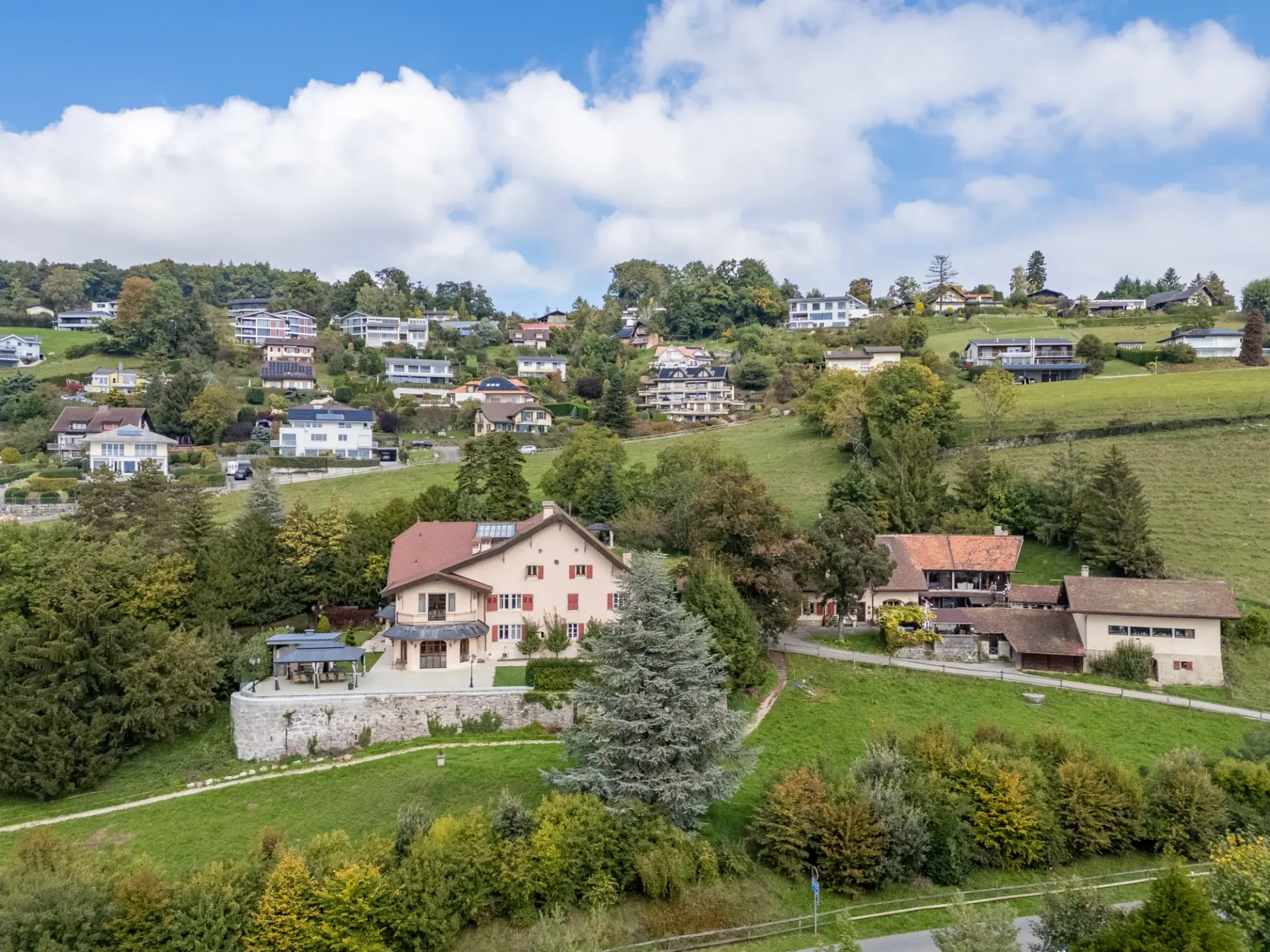 DOMIZIL MIT AUSSERGEWÖHNLICHER PANORAMASICHT AUF DEN SEE