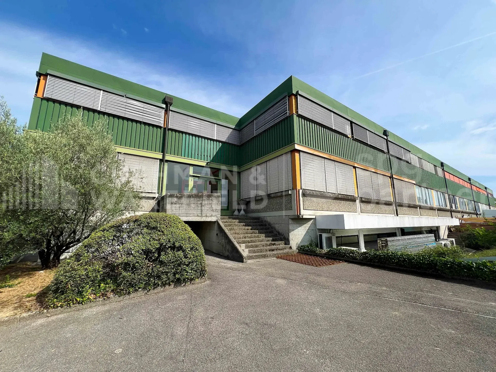 Surface mixte avec porte sectionnelle - 940 m² | SATIGNY?ZIMEYSA