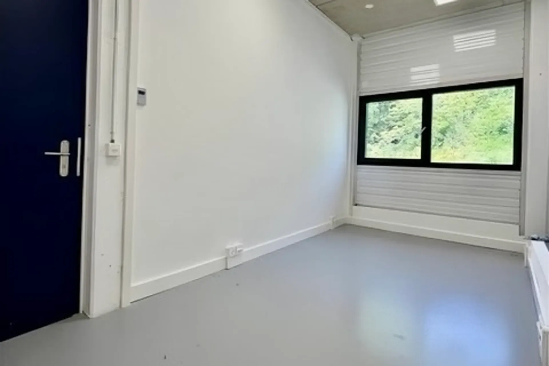 Individual furnished office - Bright and calm
