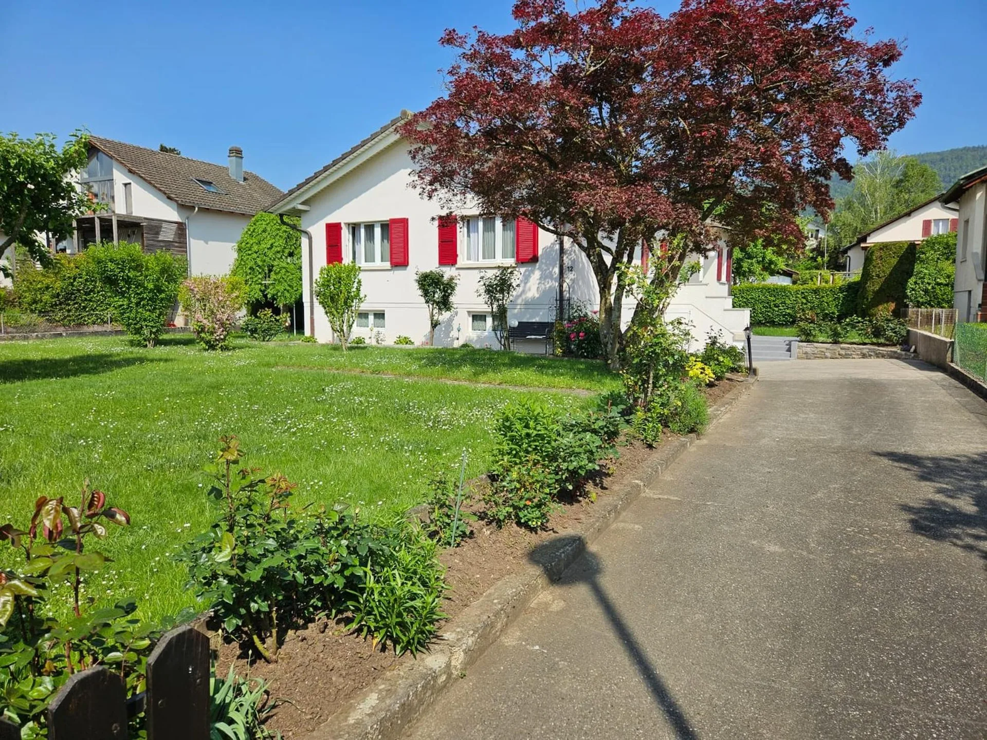 Maison individuelle 5.5 pièces avec jardin, terrasse et garages – quartier calme à Delémont