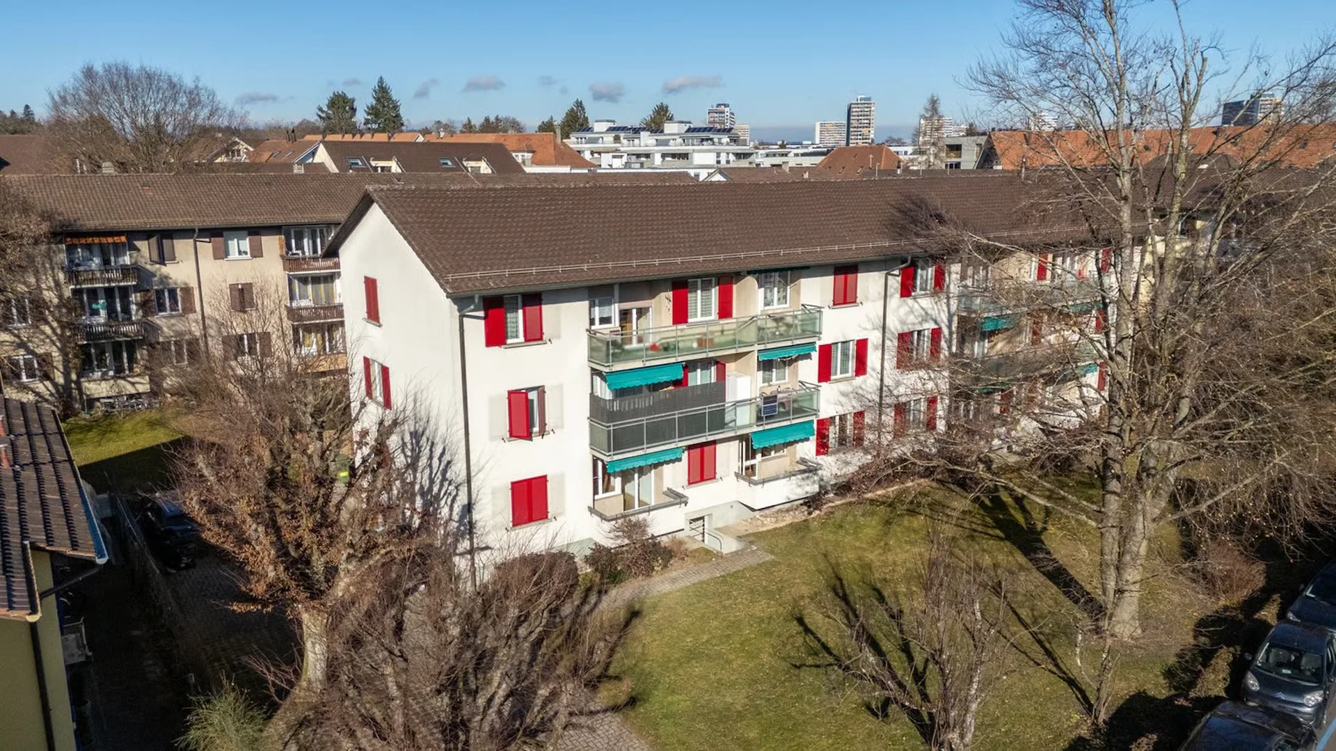 Erstbezug nach Kernsanierung: 2.5-Zimmerwohnung an ruhiger und zentraler Lage mit Aussenparkplatz
