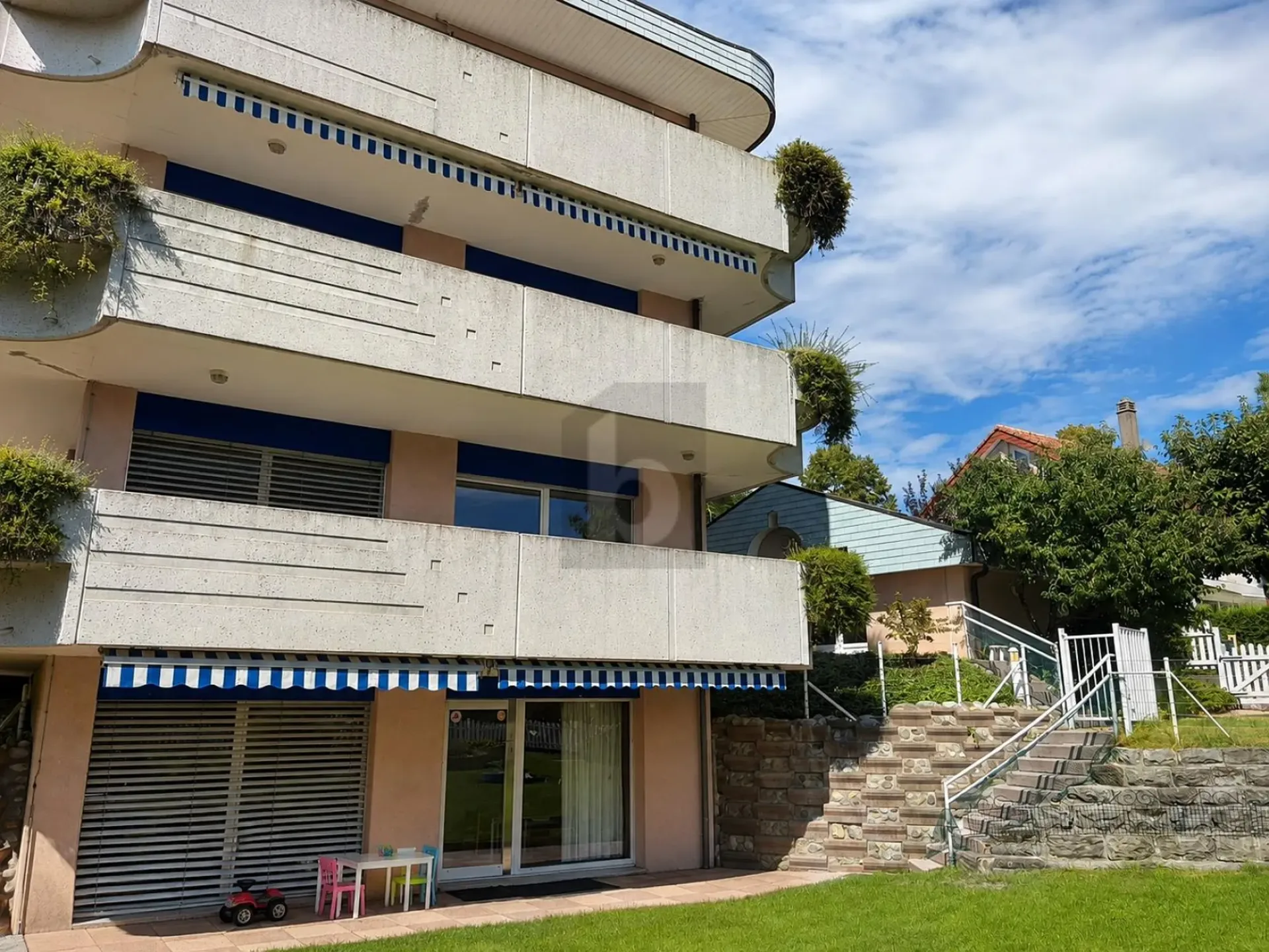 GROßZÜGIGE RÄUME UND GARTEN FÜR IHREN KINDERGARTEN
