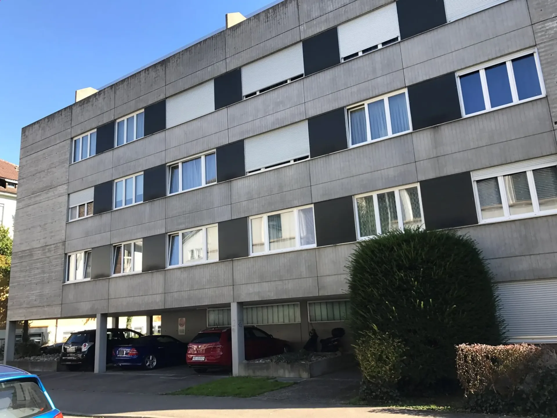 Grand espace de parking extérieur couvert à louer dans le quartier de Gurzelen