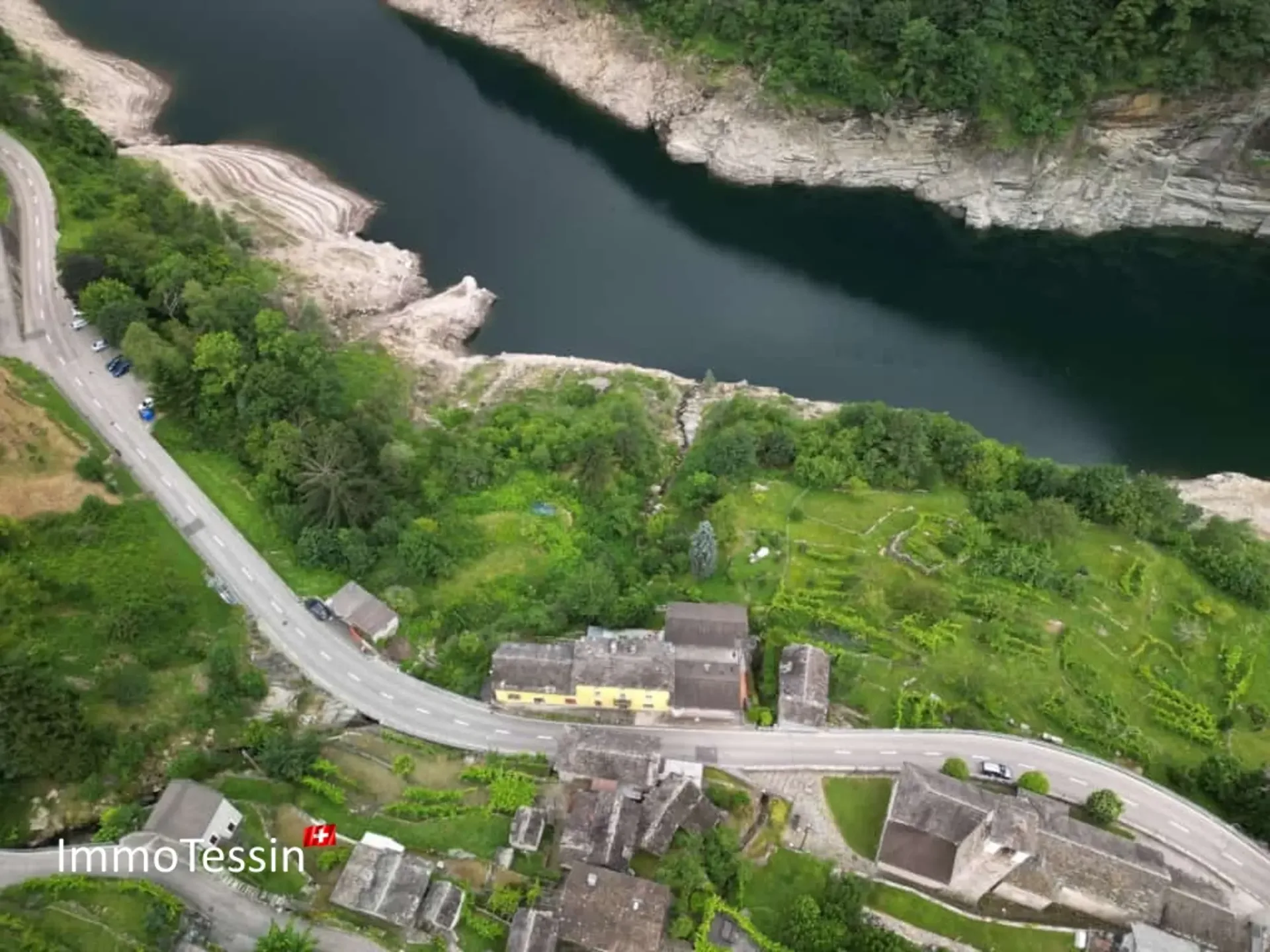 Einzigartige Liegenschaft am Verzasca Stausee mit riesigem Potenzial & 1800 m2 Land