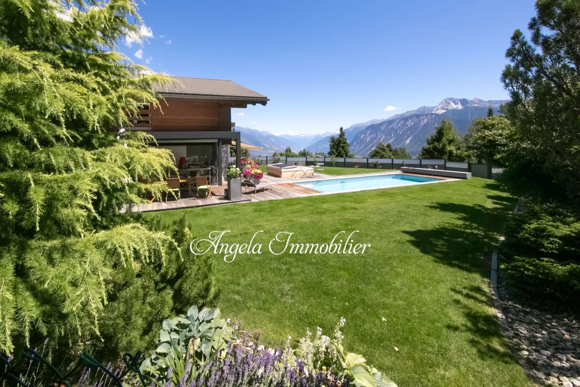 Atemberaubendes 7-Zimmer-Chalet mit Pool in Crans-Montana