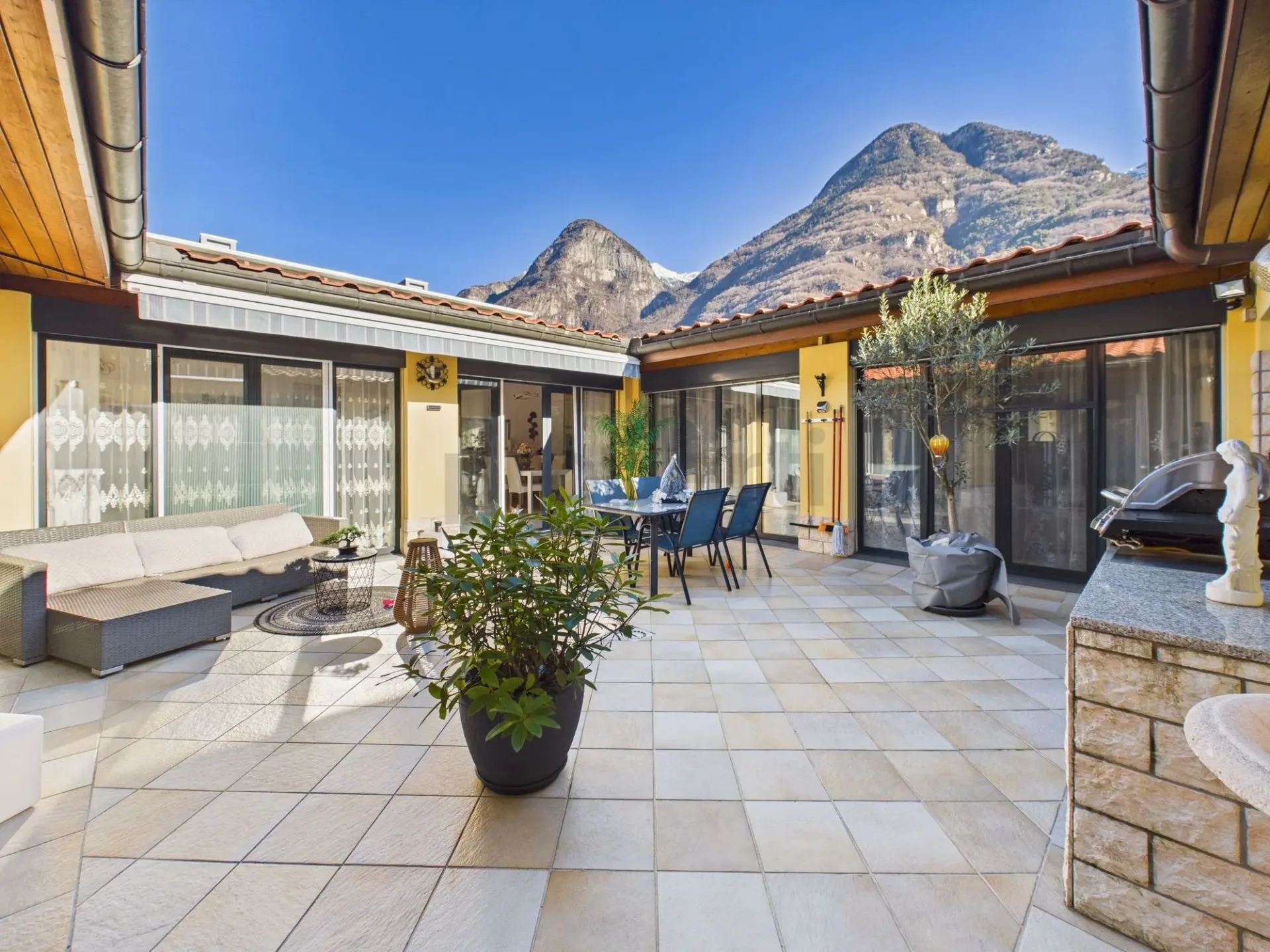 Elegantes Einfamilienhaus 5.5 Zimmer mit Patio, in Lodrino - Riviera
