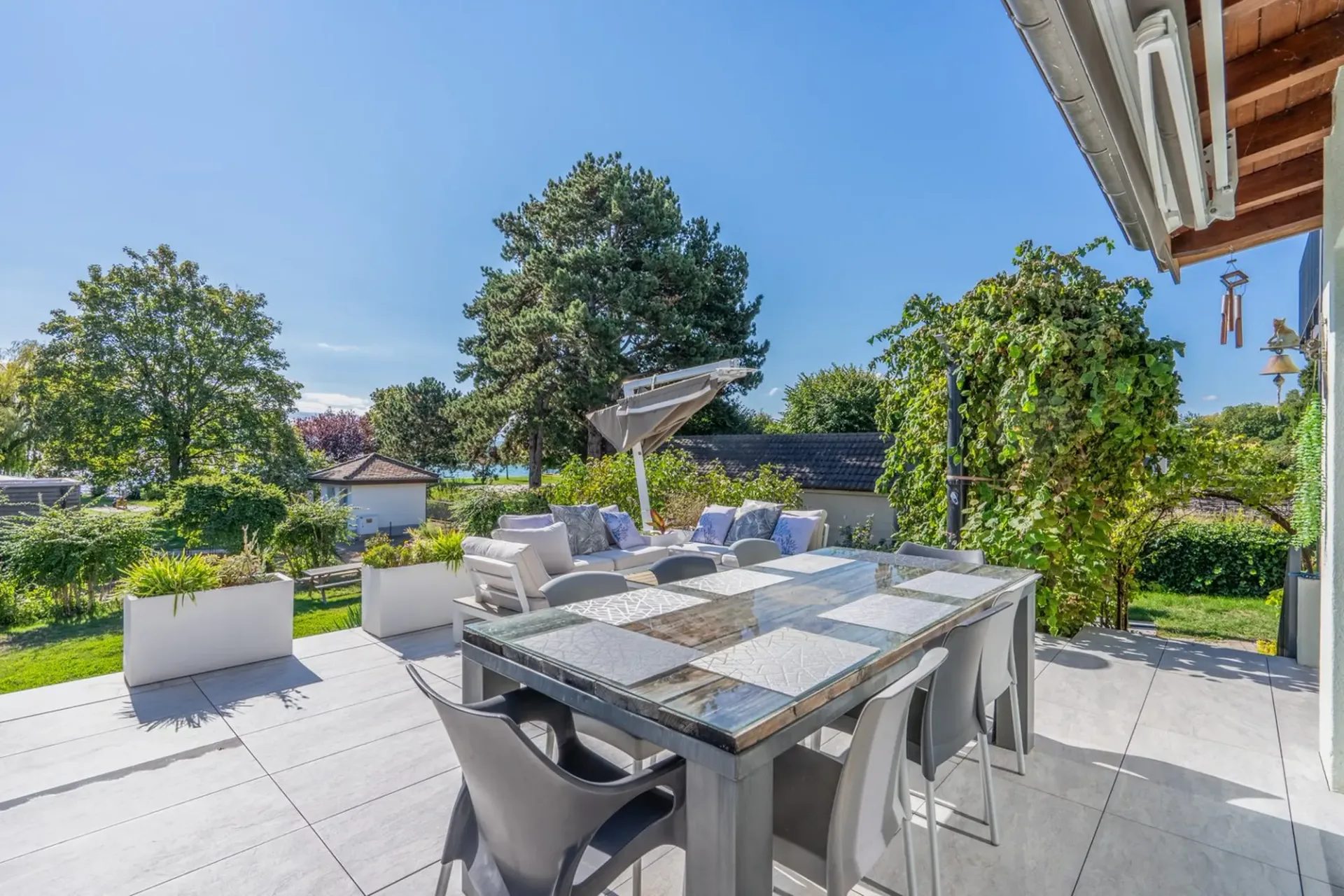 Magnifique appartement de 5.5 pièces à Chez-le-Bart – Vue, calme et prestations haut de gamme
