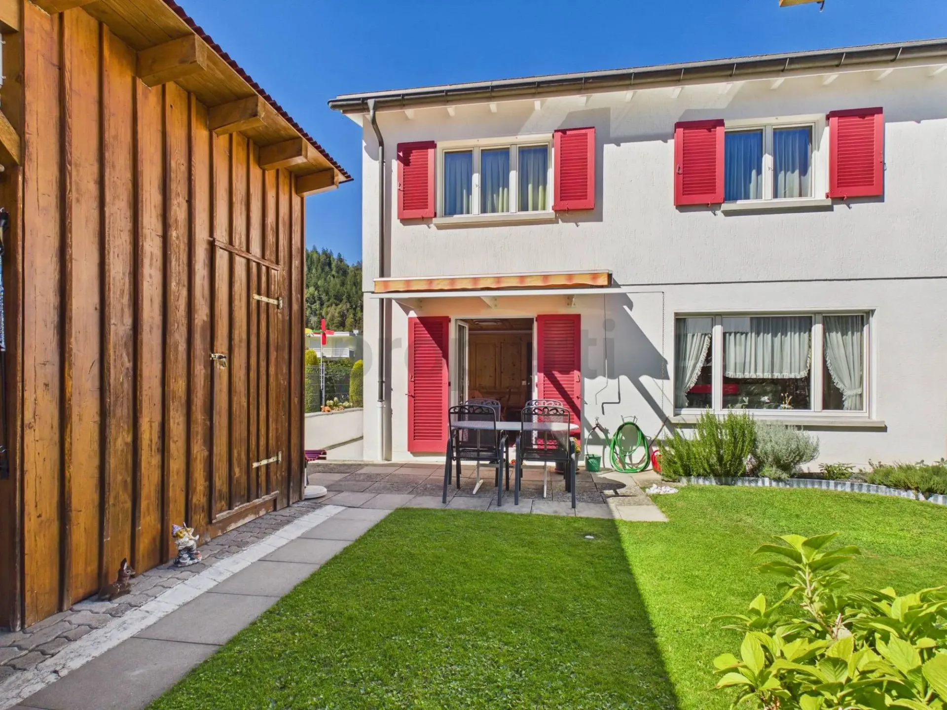 Un foyer pour se sentir bien avec un espace de jardin, une pergola et un potager