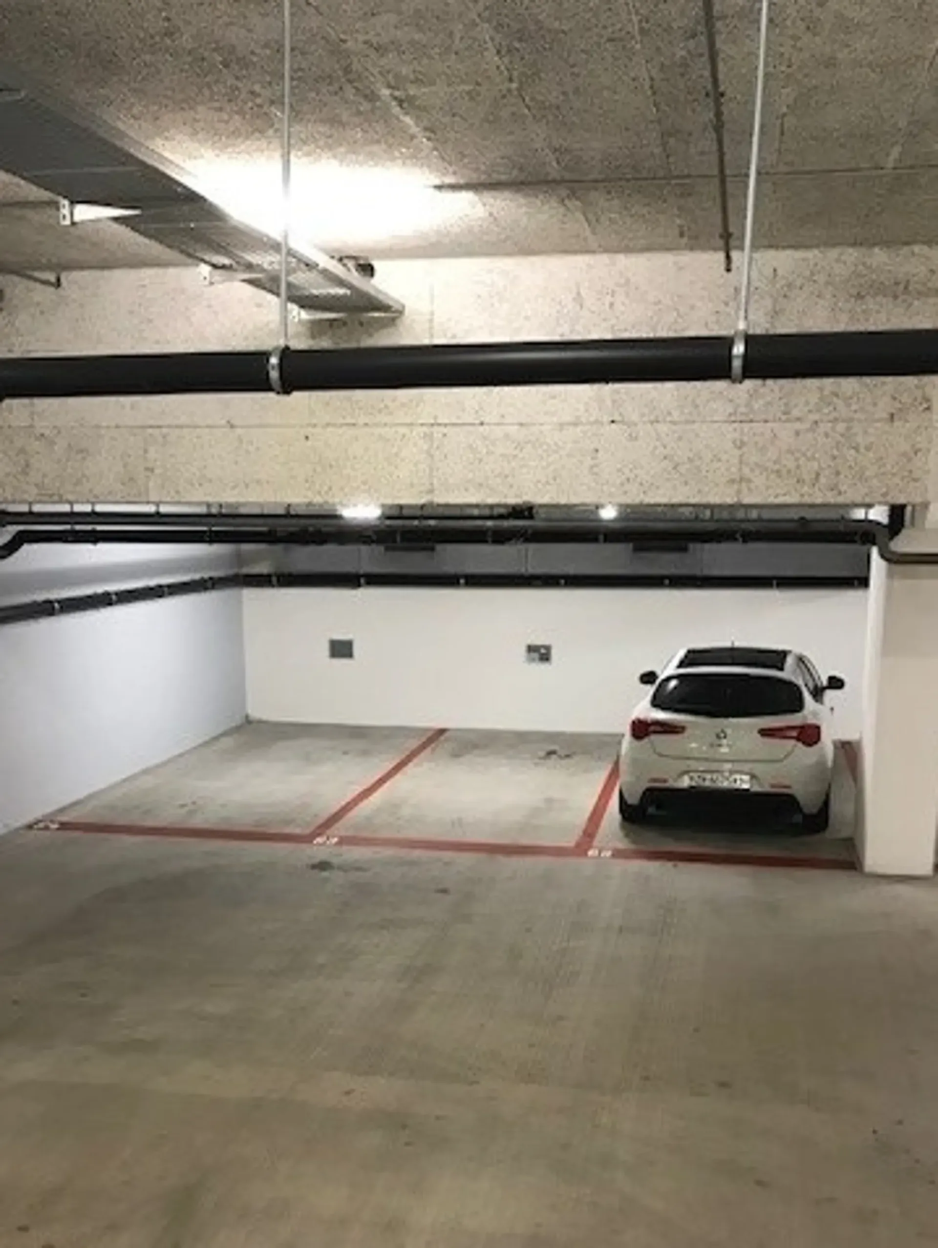 Einstellplatz im Kreis 4 zu Vermieten!