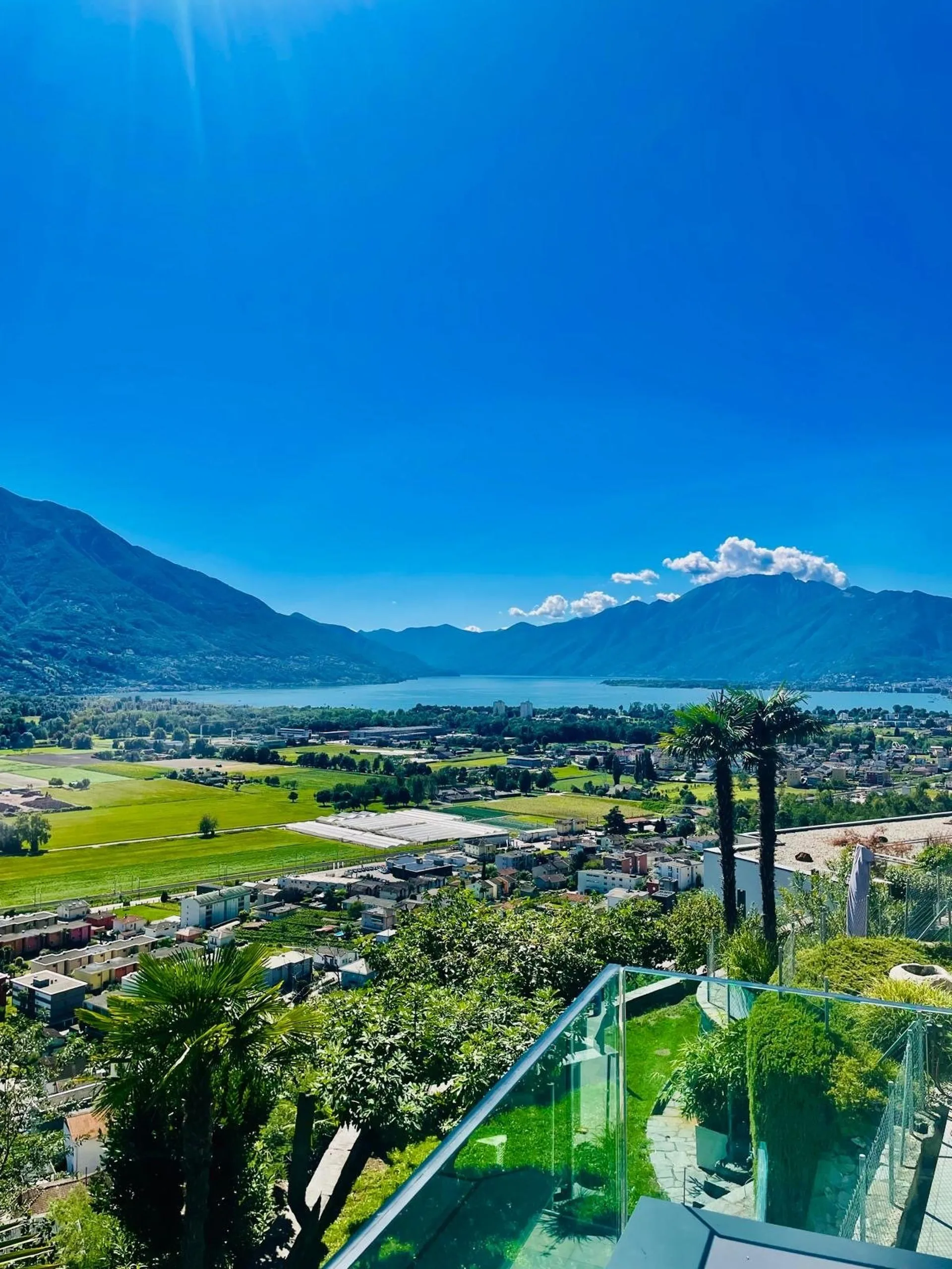 Zweitwohnsitz: Moderne 2,5-Zimmer-Wohnung mit wunderschöner Terrasse und Panoramablick.
