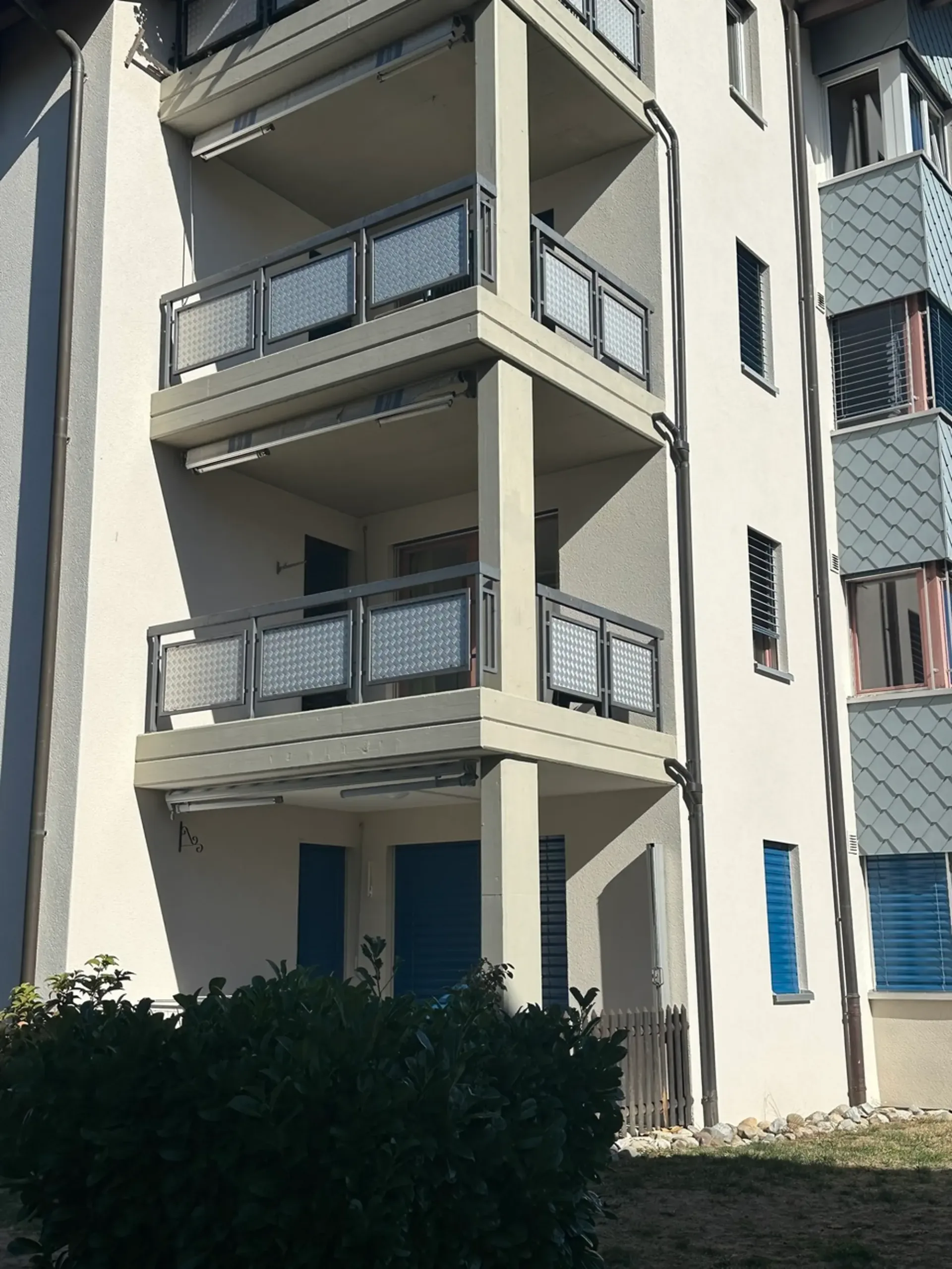 COURTEPIN 2,5 Zimmer, 61,4m², überdachter Balkon, Tiefgaragenplatz, Keller