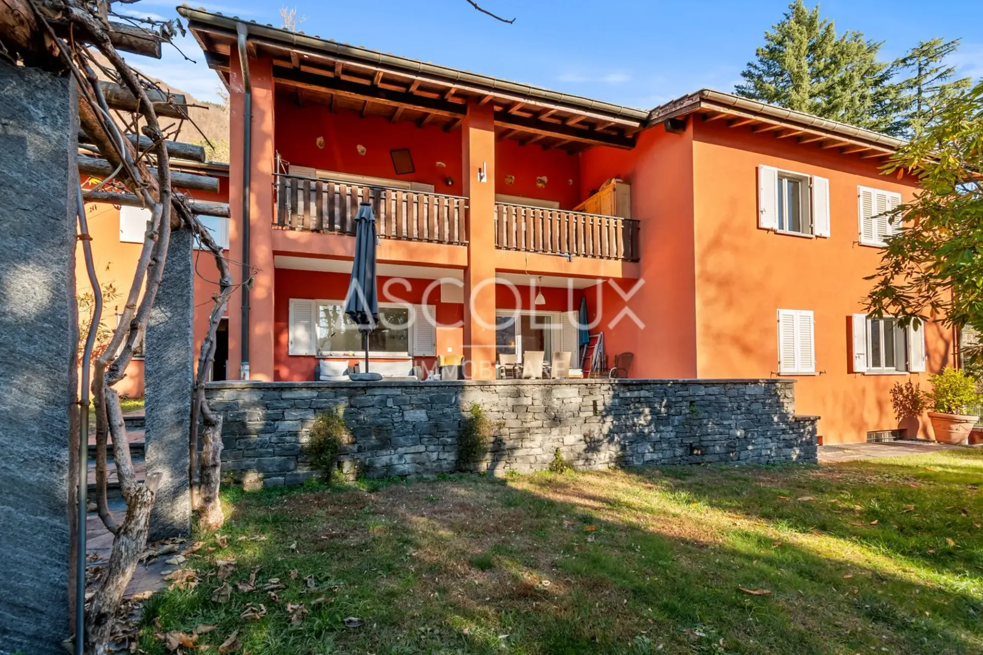 Renovierungsbedürftiges Zweifamilienhaus mit Garten