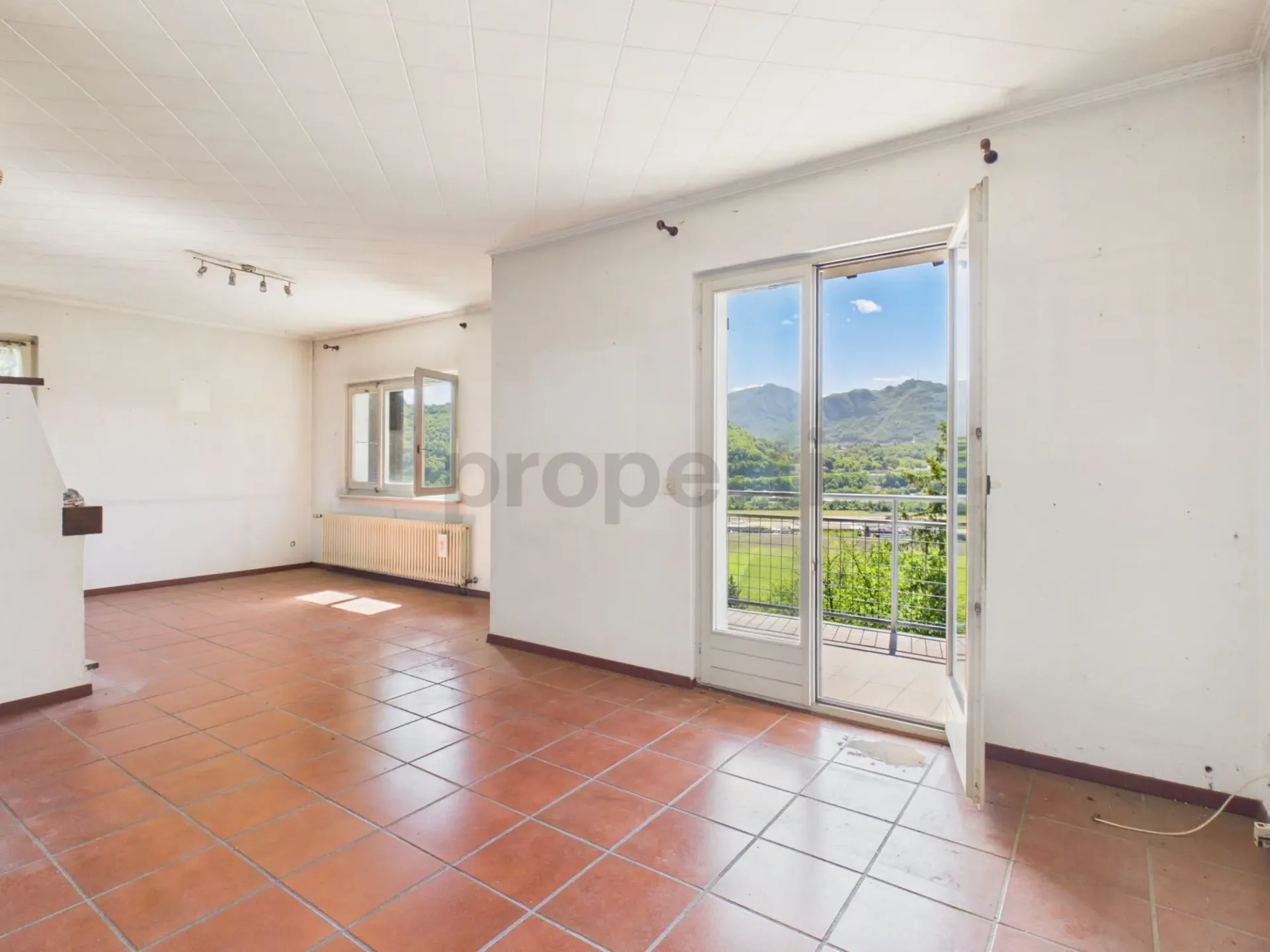 Elegantes Villa mit 4 Zimmern und Balkon, renoviert, Agno