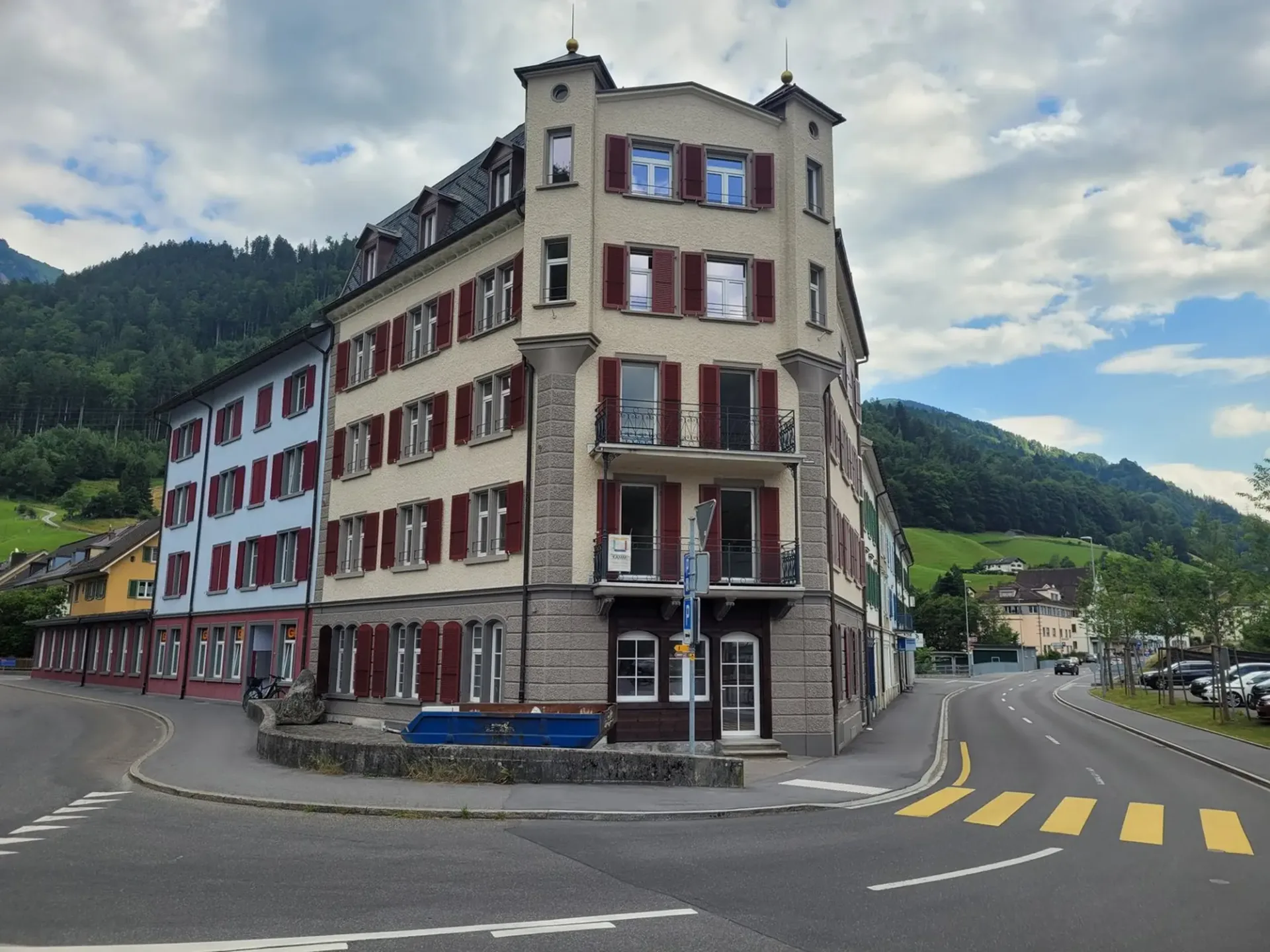 Ertragsstarkes Mehrfamilienhaus mit 10 Wohnungen in Schwanden GL